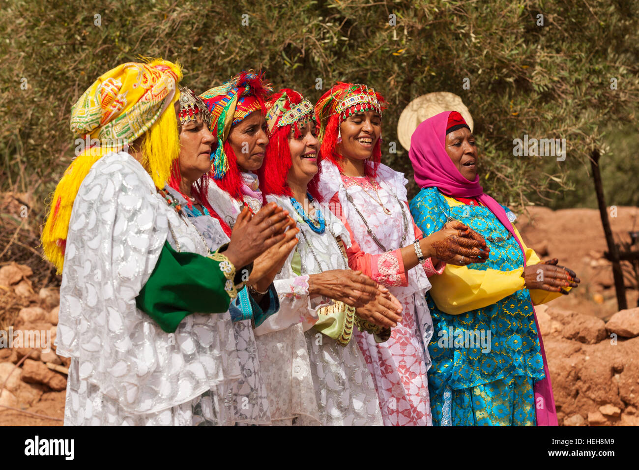 Pueblo bereber en boda con sus trajes tradicionales, bailan con la tradicional música bereber. Foto de stock