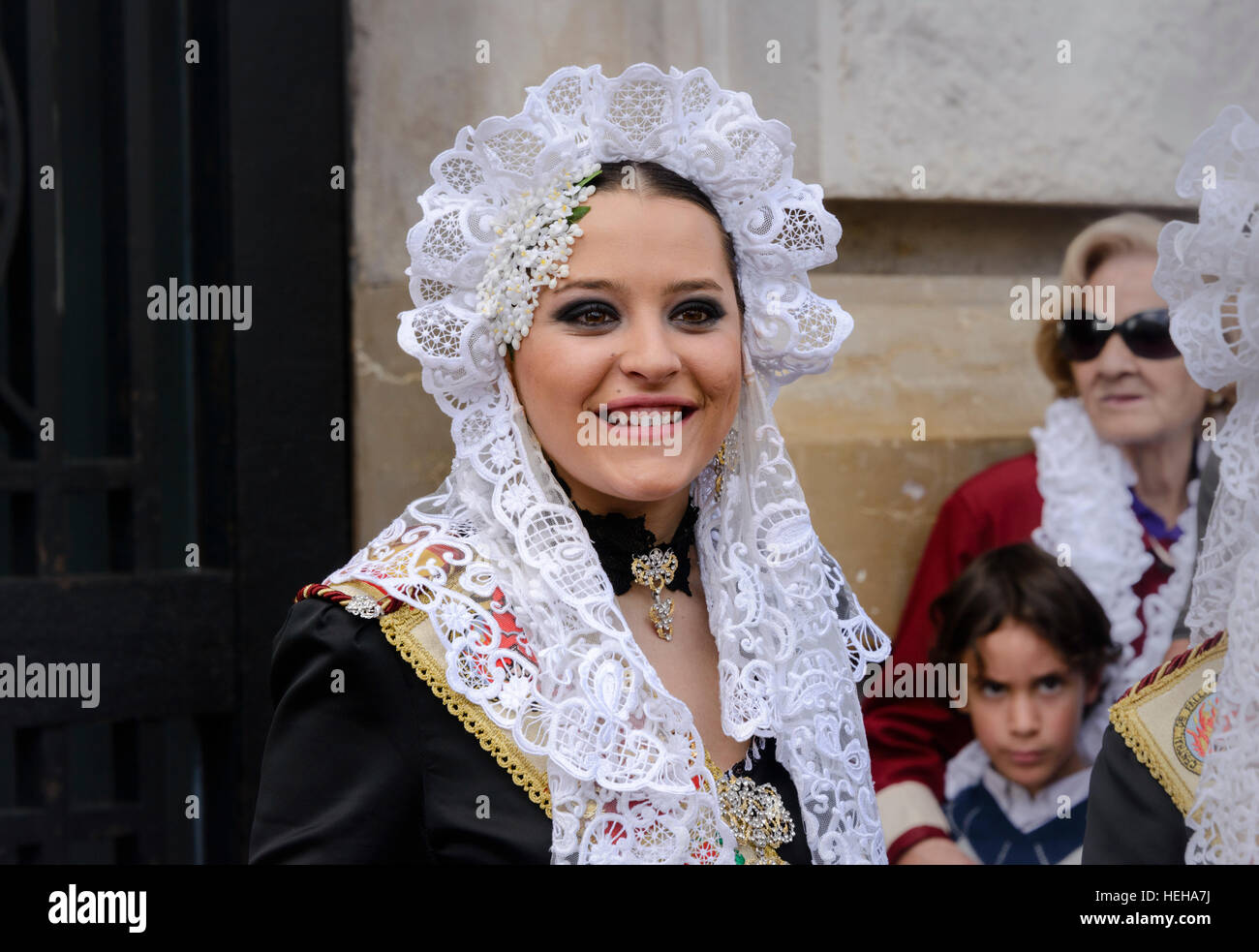 Chica española en traje tradicional incluyendo mantilla de encaje mantón o velo durante las fallas o Falles festival en Valencia España Foto de stock