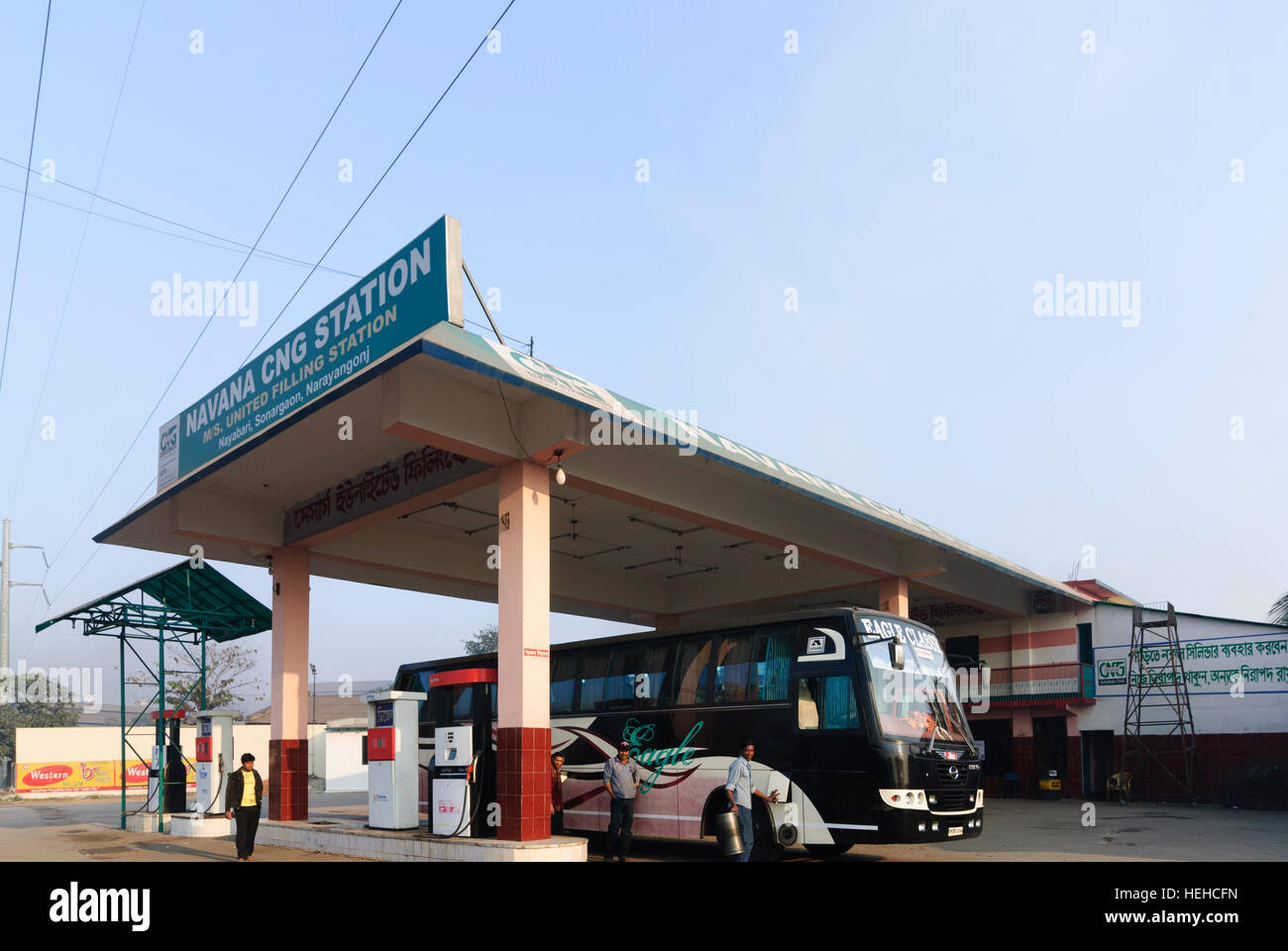 Dhaka: estación de gasolina a gas natural comprimido (GNC), división de Dhaka, Bangladesh Foto de stock