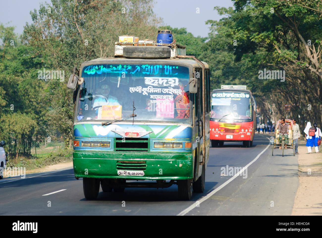 : Los autobuses en una carretera principal, de la división de Chittagong, Bangladesh Foto de stock