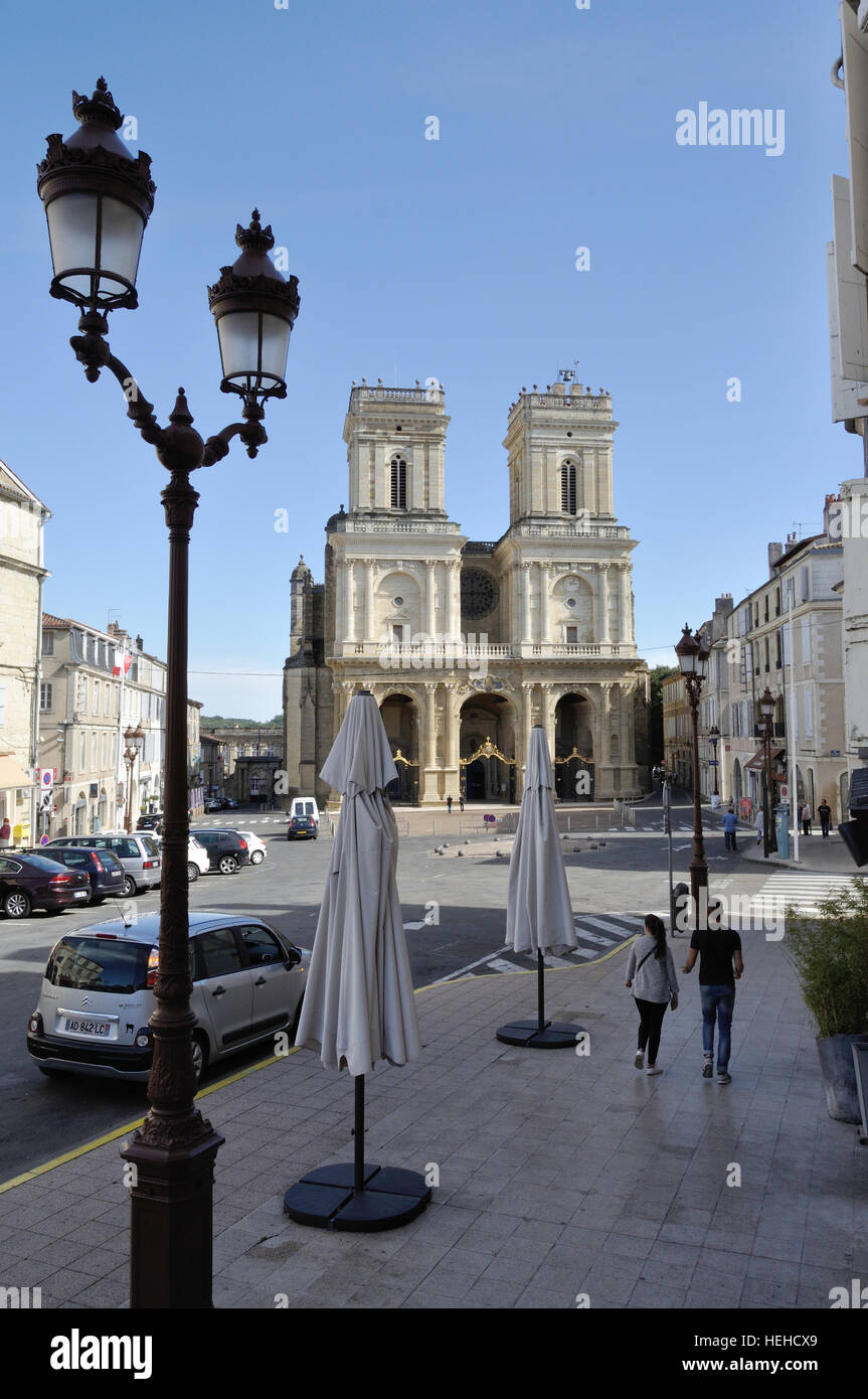 La Catedral Sainte Marie d'Auch en la Place de la Republique, Auch, Francia. Foto de stock