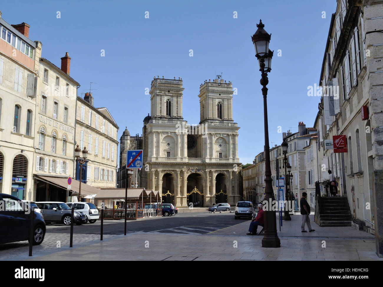Vista a lo largo de la Rue de la république hacia la Catedral Sainte Marie d'Auch en la Place de la Republique, Auch, Francia. Foto de stock