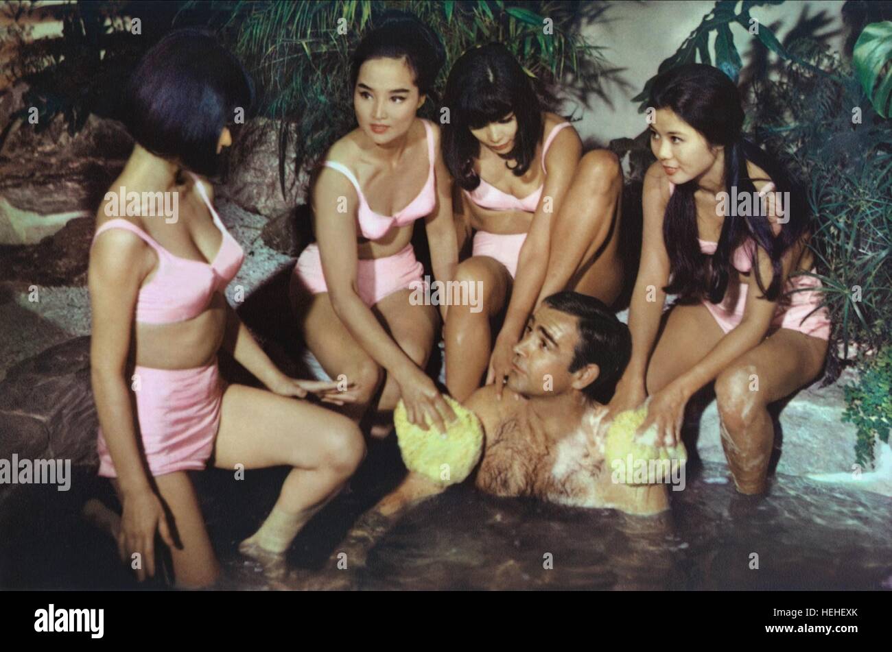 SEAN CONNERY, chicas Bond, sólo se vive dos veces, 1967 Foto de stock