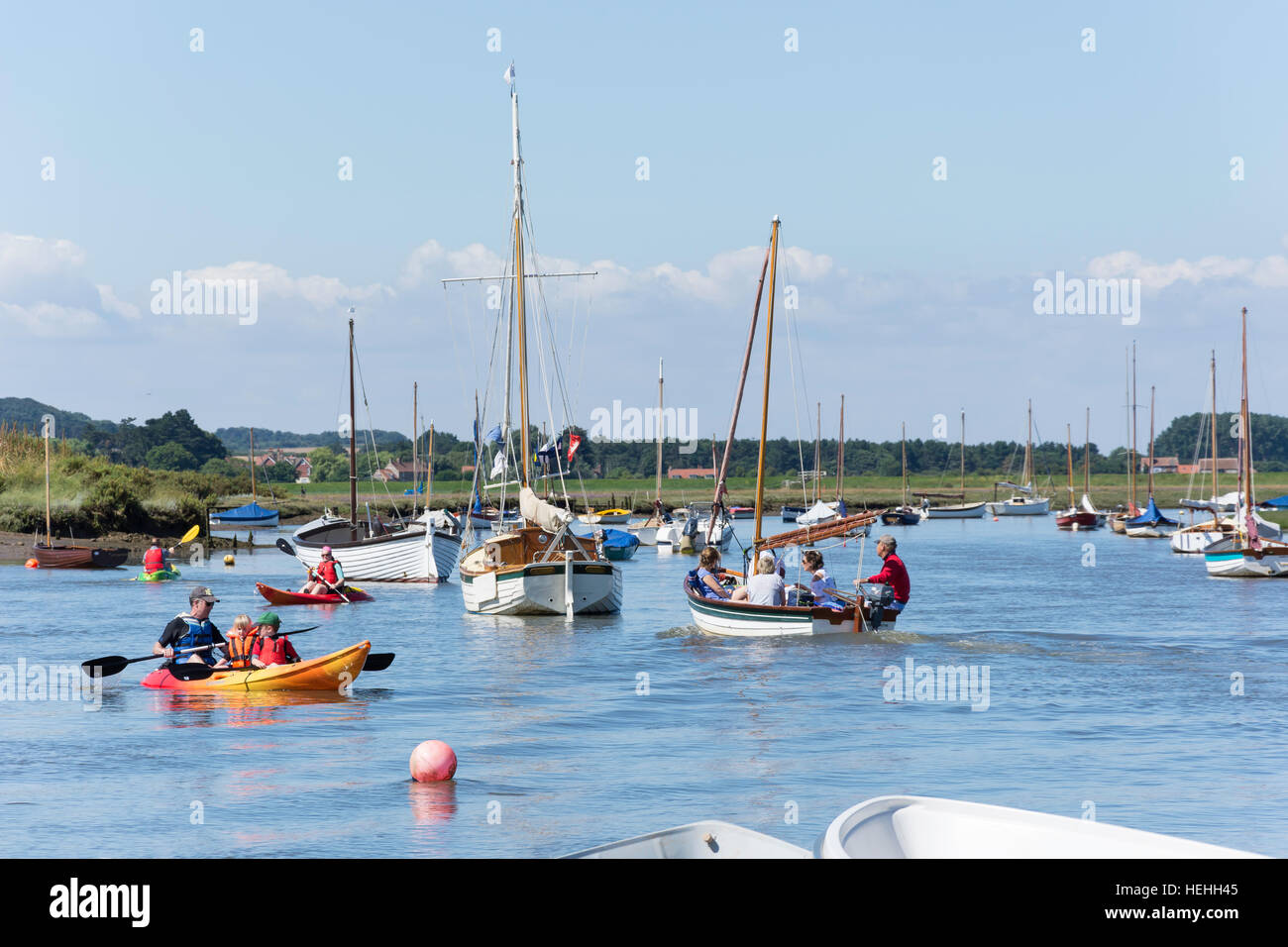 Los barcos de vela tradicionales sobre el río grabar desde el muelle, Burnham Overy Staithe, Norfolk, Inglaterra, Reino Unido Foto de stock
