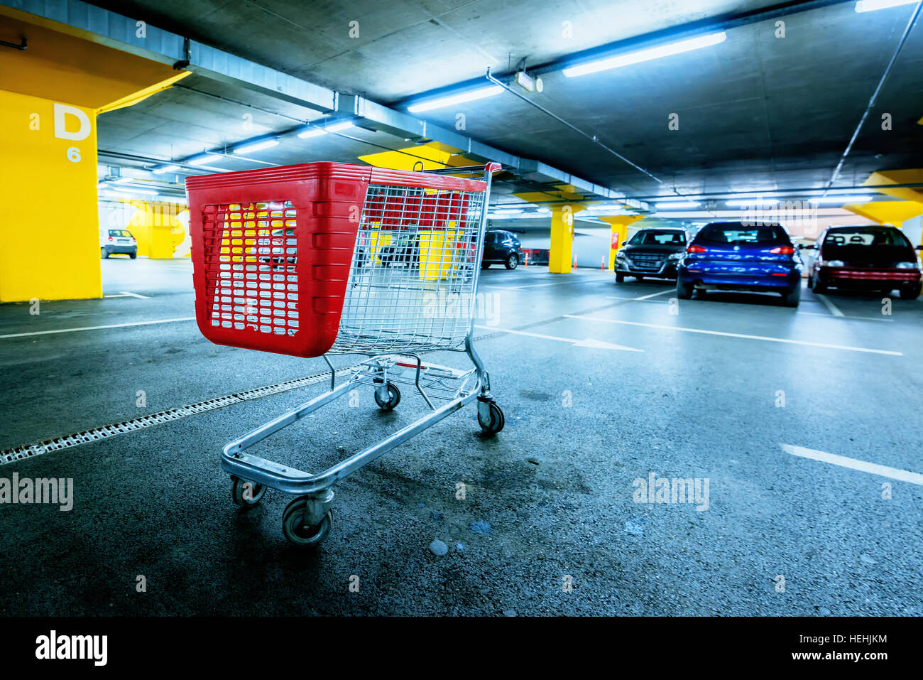 Cesta vacía abandonada en el shopping mall parking subterráneo, minorista y al consumismo, concepto Foto de stock