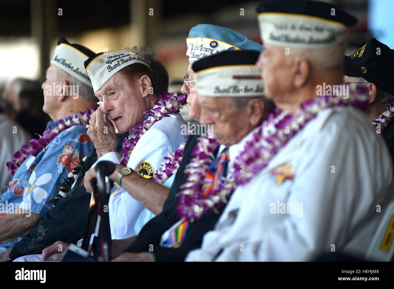 Ee.Uu. En la II Guerra Mundial sobreviviente de Pearl Harbor veterano titular del gato elimina las lágrimas durante el 75º evento de conmemoración de los ataques a Pearl Harbor en la base conjunta Harbor-Hickam Pearl El 7 de diciembre de 2016 en Pearl Harbor, Hawai. Foto de stock