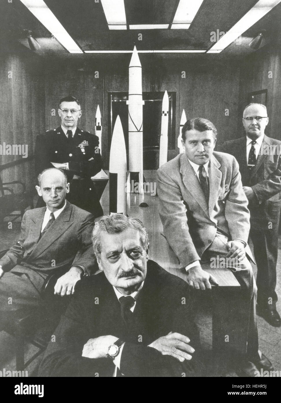Hermann Oberth (Vanguardia) con funcionarios de la Agencia de Misiles Balísticos del ejército en Huntsville, Alabama, en 1956. De izquierda a derecha alrededor de Oberth: 1) El Dr. Ernst Stuhlinger (sentados). 2) Mayor General H.N. Toftoy, comandante en jefe y responsable del proyecto "Paperclip", que se llevó a científicos e ingenieros de Alemania después de la Segunda Guerra Mundial para el diseño de cohetes para uso militar estadounidense. Muchos de los científicos más tarde ayudó a diseñar el cohete Saturno V que tuvo el Apollo 11 astronautas a la Luna. 3) El Dr. Robert Lusser, un proyecto Paperclip ingeniero que regresó a Alemania en 1959. (Nota: es Lusser Foto de stock