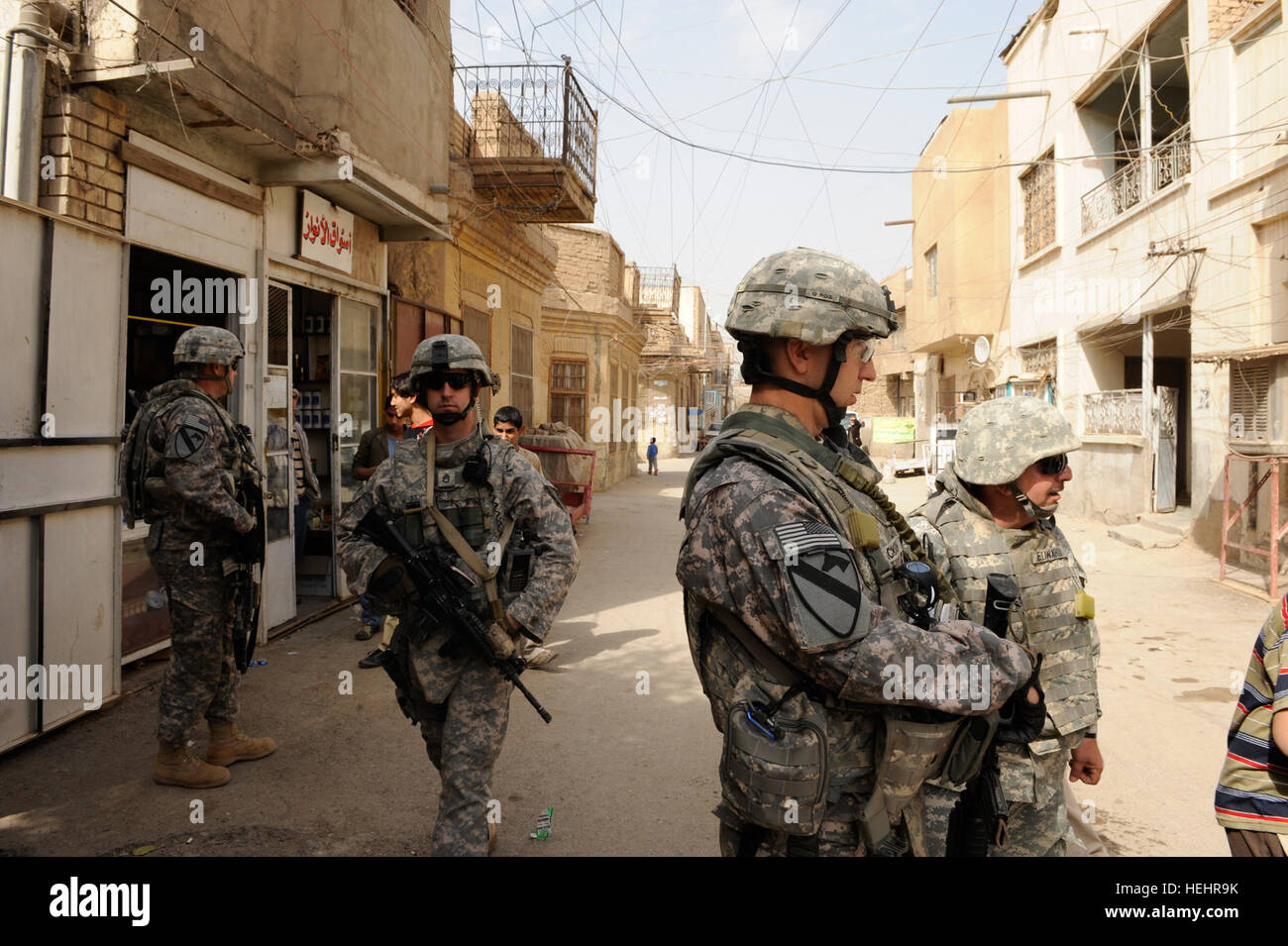 Pence código Morse eje Soldados del 1º Batallón, 5º Regimiento de Caballería, la Primera División  de Caballería, la patrulla las calles cerca de una escuela del vecindario  de Adhamiyah, en Bagdad, Irak, el pasado 26 de
