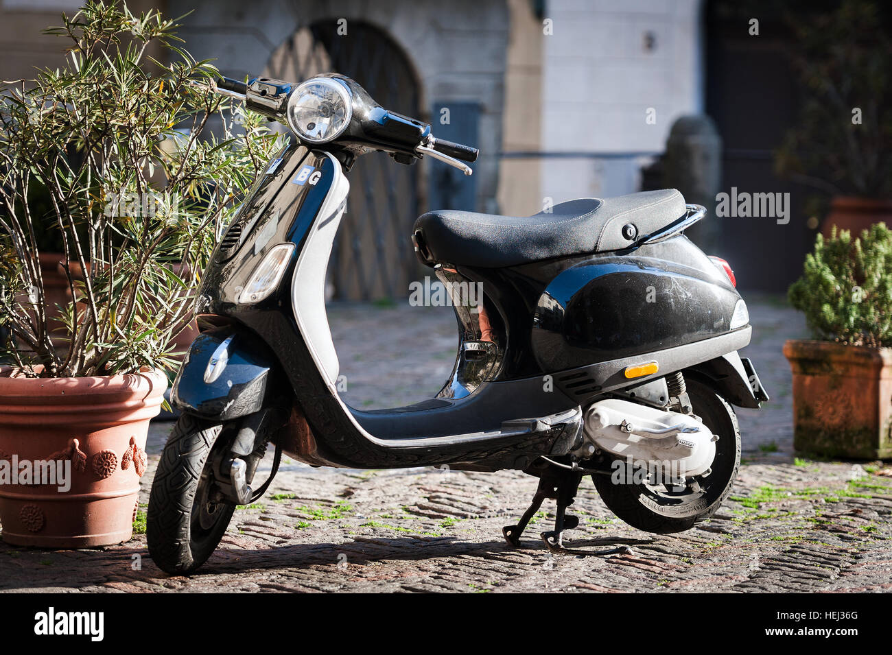 Italian motor scooter fotografías e imágenes de alta resolución - Alamy