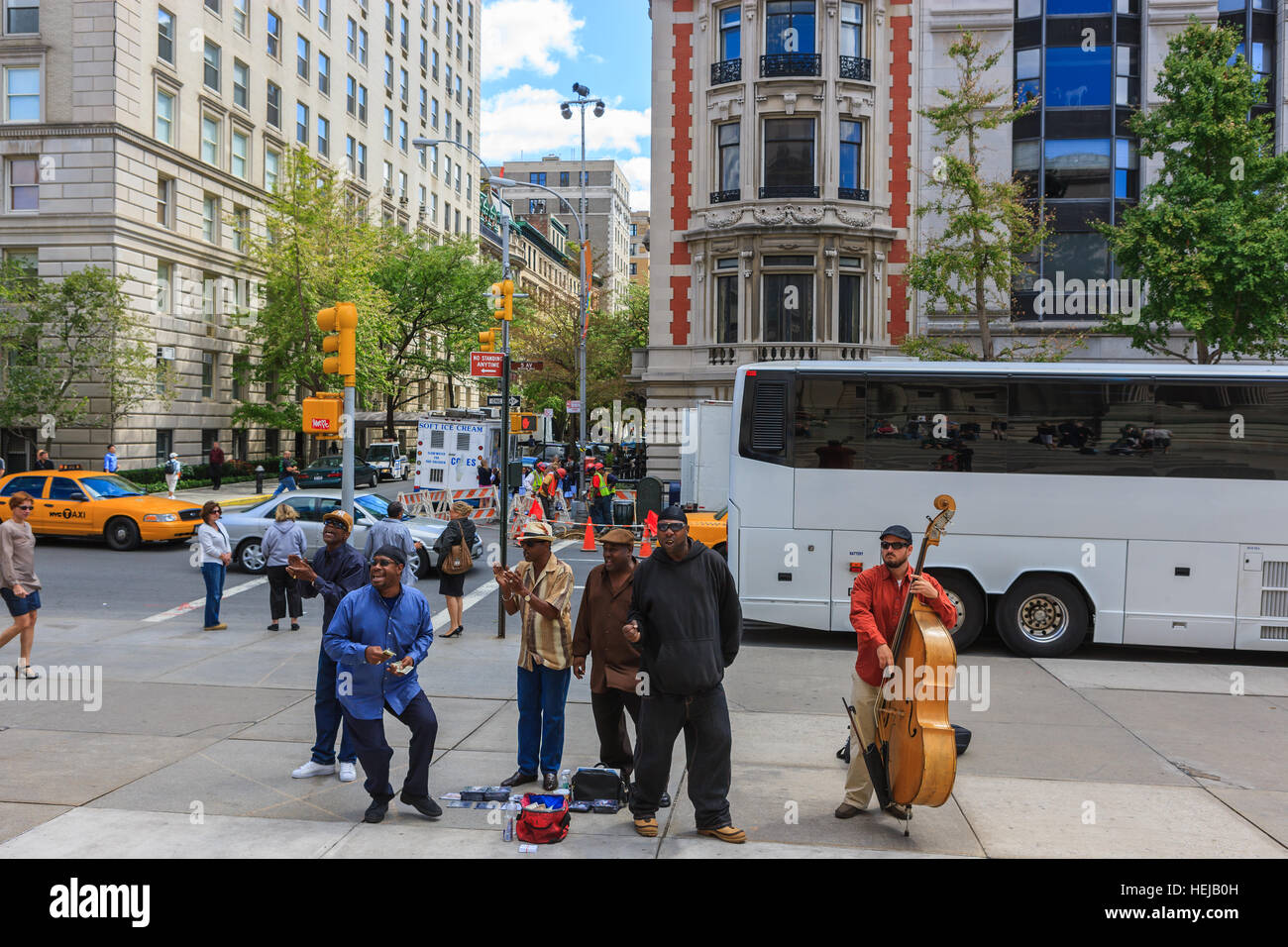 Executores Da Rua Que Cantam E Que Jogam a Música Em New York Imagem de  Stock Editorial - Imagem de jogo, preto: 61623389