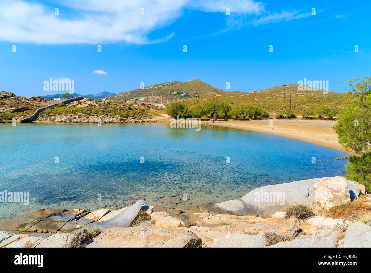 Hermosa playa de Monastiri con azure superficial del agua de mar en la isla de Paros, Grecia Foto de stock