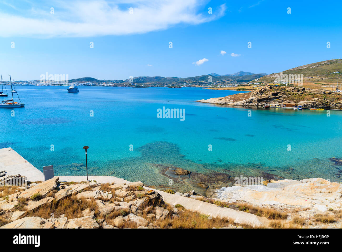 Hermosa playa de Monastiri con azure superficial del agua de mar en la isla de Paros, Grecia Foto de stock