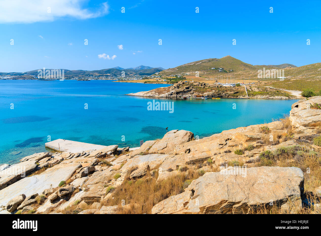 Hermosa costa de la isla de Paros en Monastiri bay, Grecia Foto de stock