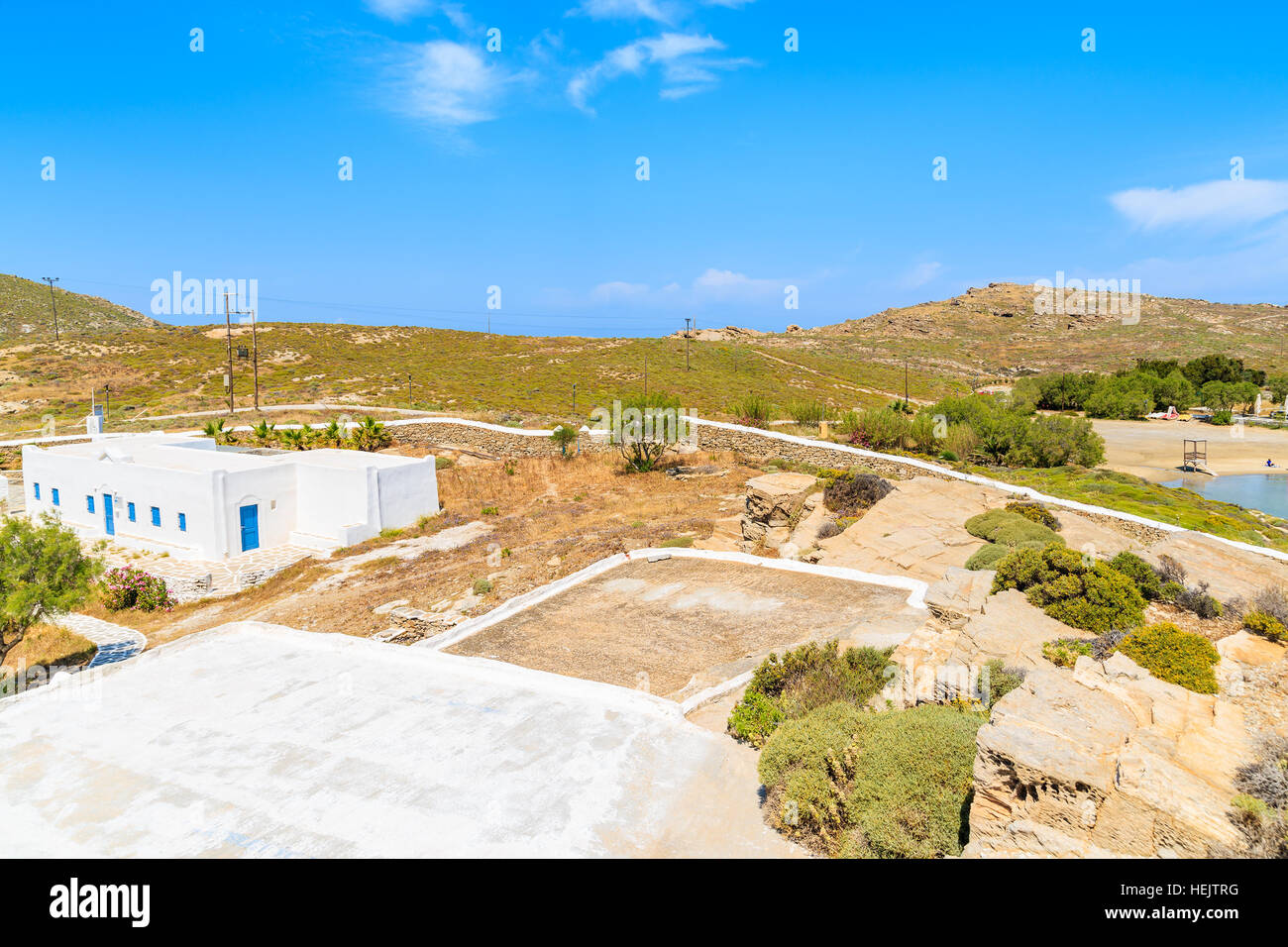 La típica arquitectura pueblo griega en el paisaje de montaña de la isla de Paros, Grecia Foto de stock