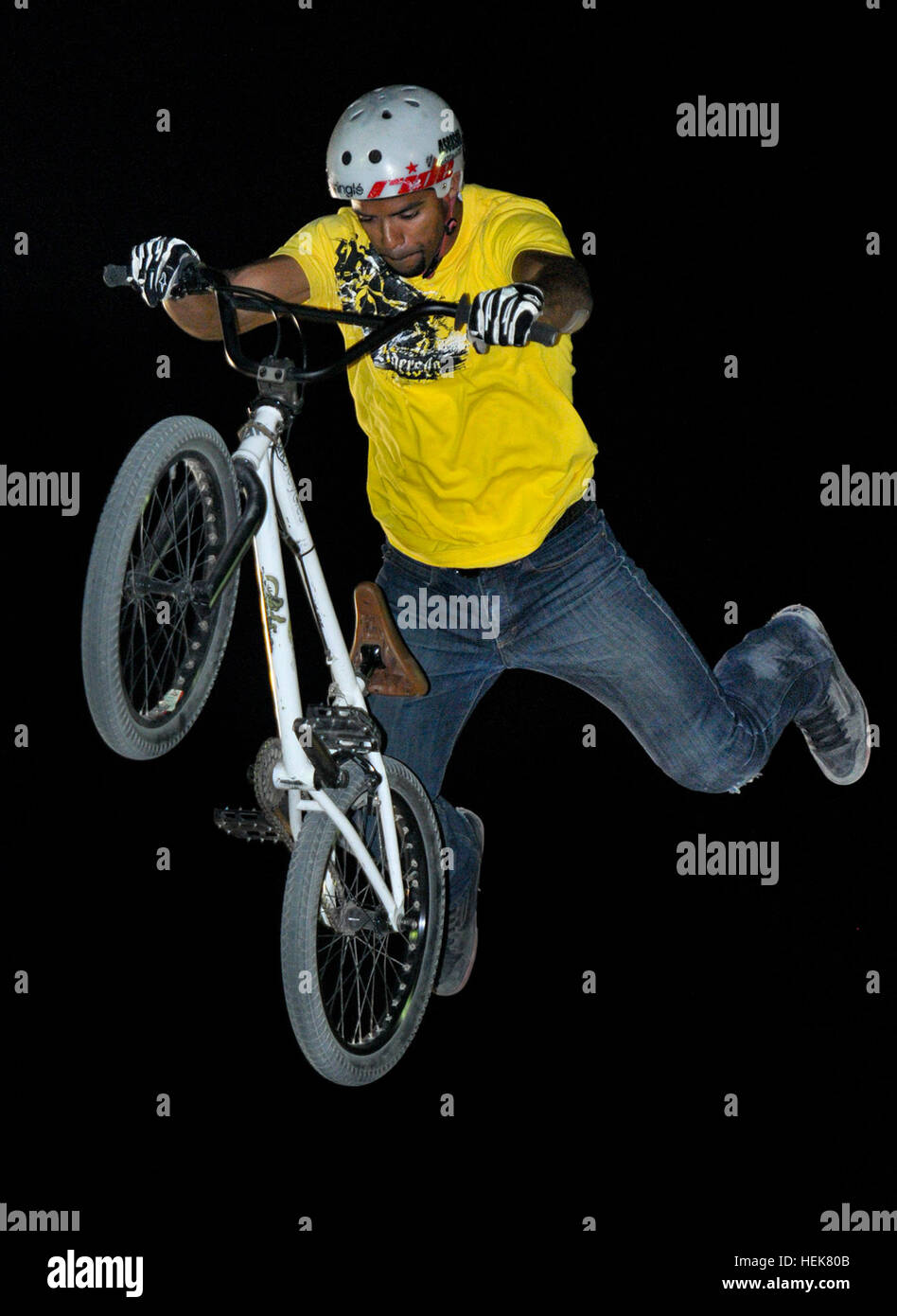 Mykel Larrin Un Ciclista De Bmx Profesional Con El Bicicletas Sobre Bagdad 3 Tour Realiza Un Superman Como El Vuela Alto Sobre La Base De Funcionamiento De Contingencia Speicher Iraq 6 De