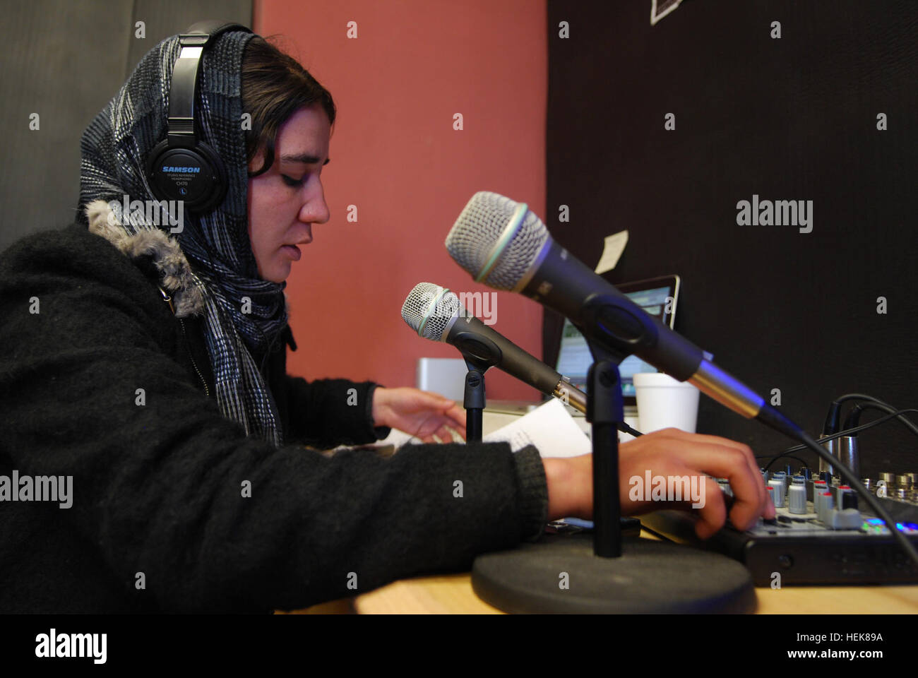Commando, DJ's newest Radio-Kabul Pashtana Shenwari, habla a los oyentes  sobre el aire de la emisora de radio en el campamento de Morehead,  Afganistán, 24 de diciembre. Pashtana es la estación de
