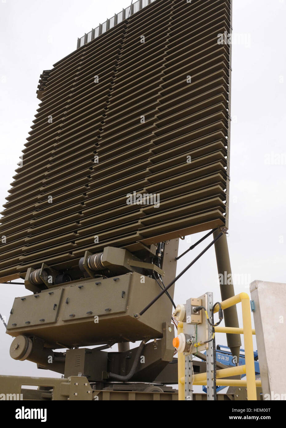 Un dispositivo de radar recién instalada en la base de operaciones de  contingencia Adder se utiliza para establecer una imagen de defensa aérea de  la fuerza aérea iraquí. La información de este