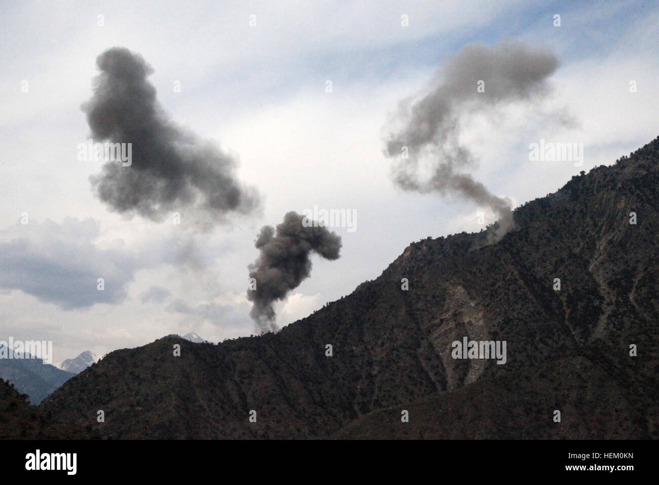 Tres bombas de 1000 libras de caída en la línea de cresta después de recibir el fuego indirecto de insurgentes, fuera del Post Fawlad Toufan Fawladin durante el funcionamiento, en el distrito de Naray, provincia de Kunar, 24 de noviembre de 2011. Soldados estadounidenses de la Compañía Charlie, 2º Batallón, 27 División de Infantería Task Force sin miedo forman parte de un equipo de reconstrucción de apoyar a las fuerzas de seguridad nacionales afganas en la reconstrucción Fawlad OP. Toufan Fawlad 111124-A-RR514-229 Foto de stock