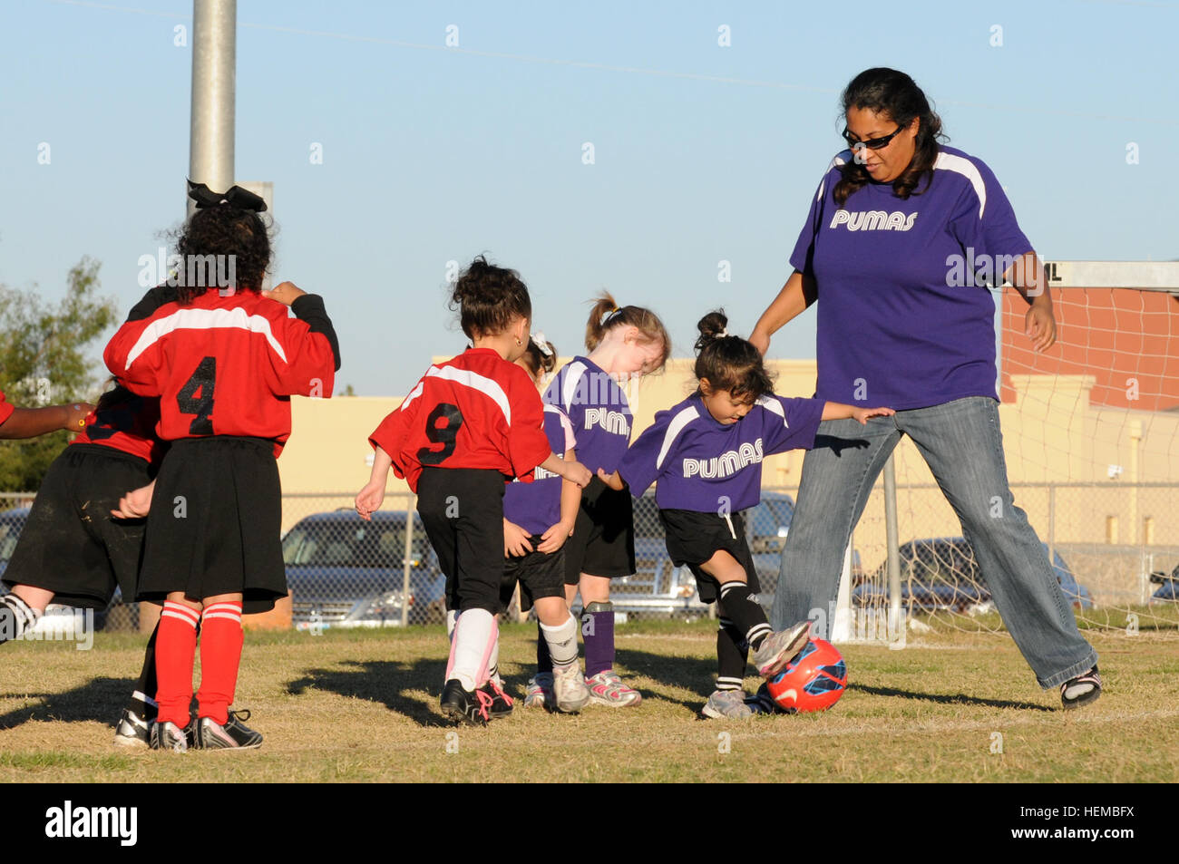 Entrenador Delia Bell Un Entrenador De Futbol Para La Infancia La Juventud De Fort Bliss Y Servicios Escolares Programa De Deportes Y San Diego California Nativo Se Mueve Junto A Los Jugadores