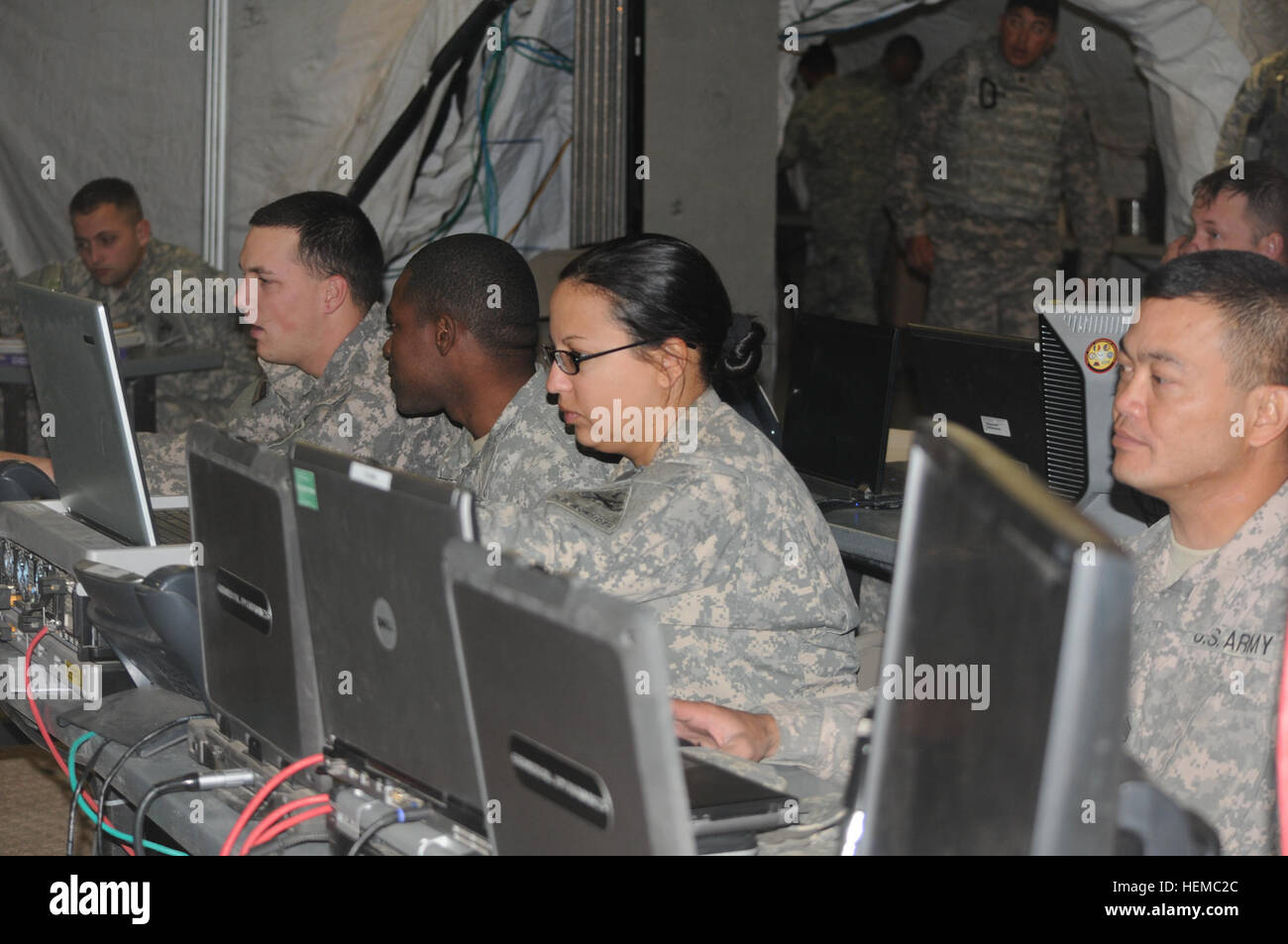 Soldados con gestión de artillería de defensa aérea, Brigada de Aviación, elemento de la Sede y la Sede Compañía, 2ª Brigada equipo de combate, la Primera División Blindada, usar la información obtenida de los cohetes, proyectiles de mortero y el sistema de alerta en el centro de operaciones tácticas en McGregor, N.M., durante la evaluación de la integración de la red 13.1 El 13 de noviembre. Equipos en el TOC sync con radares para proporcionar la más actualizada y exacta información acerca de fuego indirecto de acercarse a la base. La RAM Avisar sistema puede enviar avisos de 20 segundos antes del impacto, a la vez que proporciona información sobre los puntos de o Foto de stock