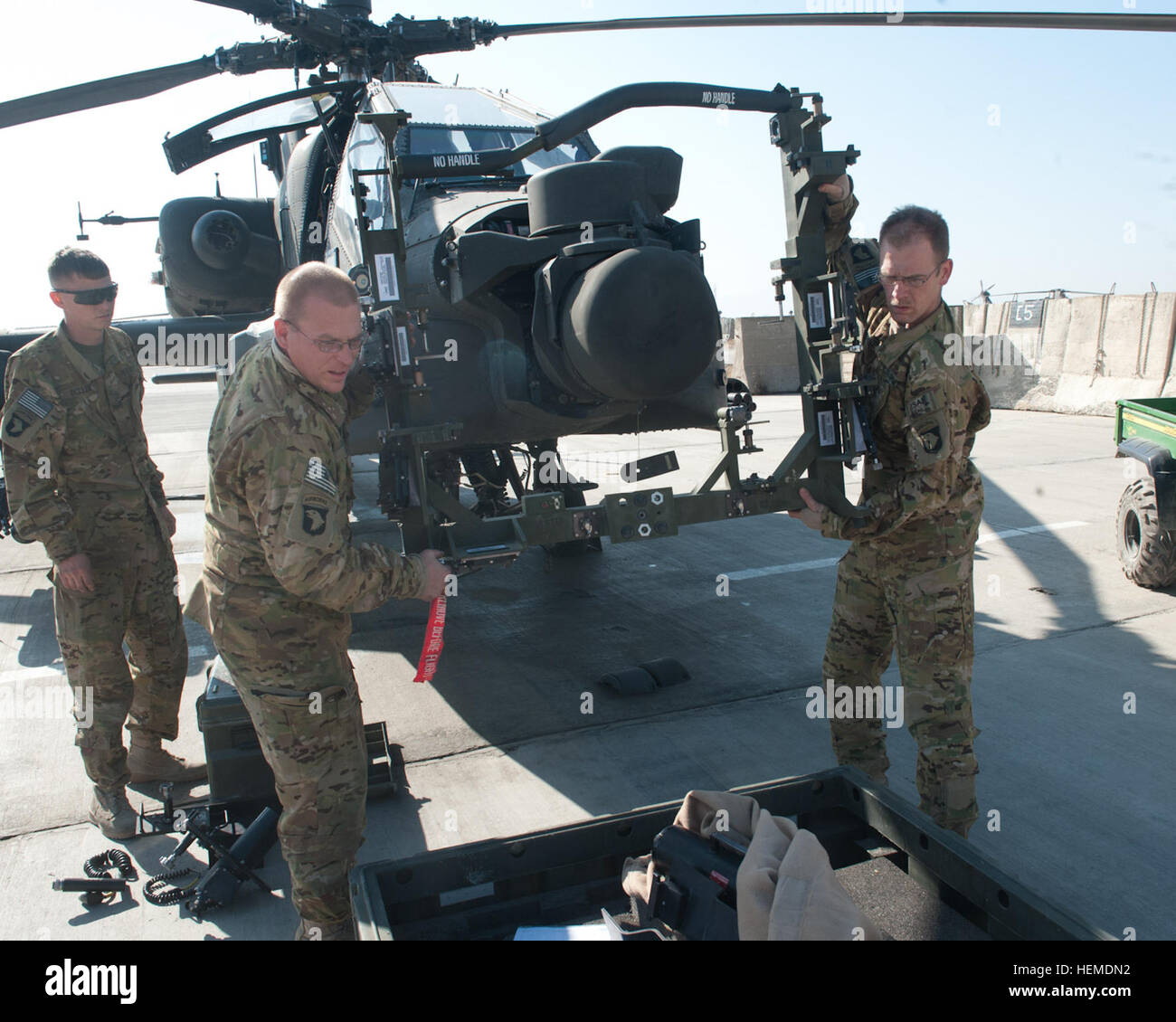 Ejército de EE.UU. PFC. Keith Recore, izquierda, y el sargento. Lee Denhe, aviónica y sistemas de armas con los técnicos de la compañía Delta, 1er Batallón, 101ª Brigada de Aviación de Combate, tomar un kit de avistamiento fuera un AH-64D Apache Arco helicóptero tras la realización de las tareas de mantenimiento en la base de operaciones avanzada Salerno en la provincia de Khost, Afganistán, 23 ene, 2013. (Ee.Uu. Foto por sargento del ejército. Duncan Brennan/liberado) sin piedad los soldados van más allá de la línea de vuelo 130123-A-IA071-010 Foto de stock
