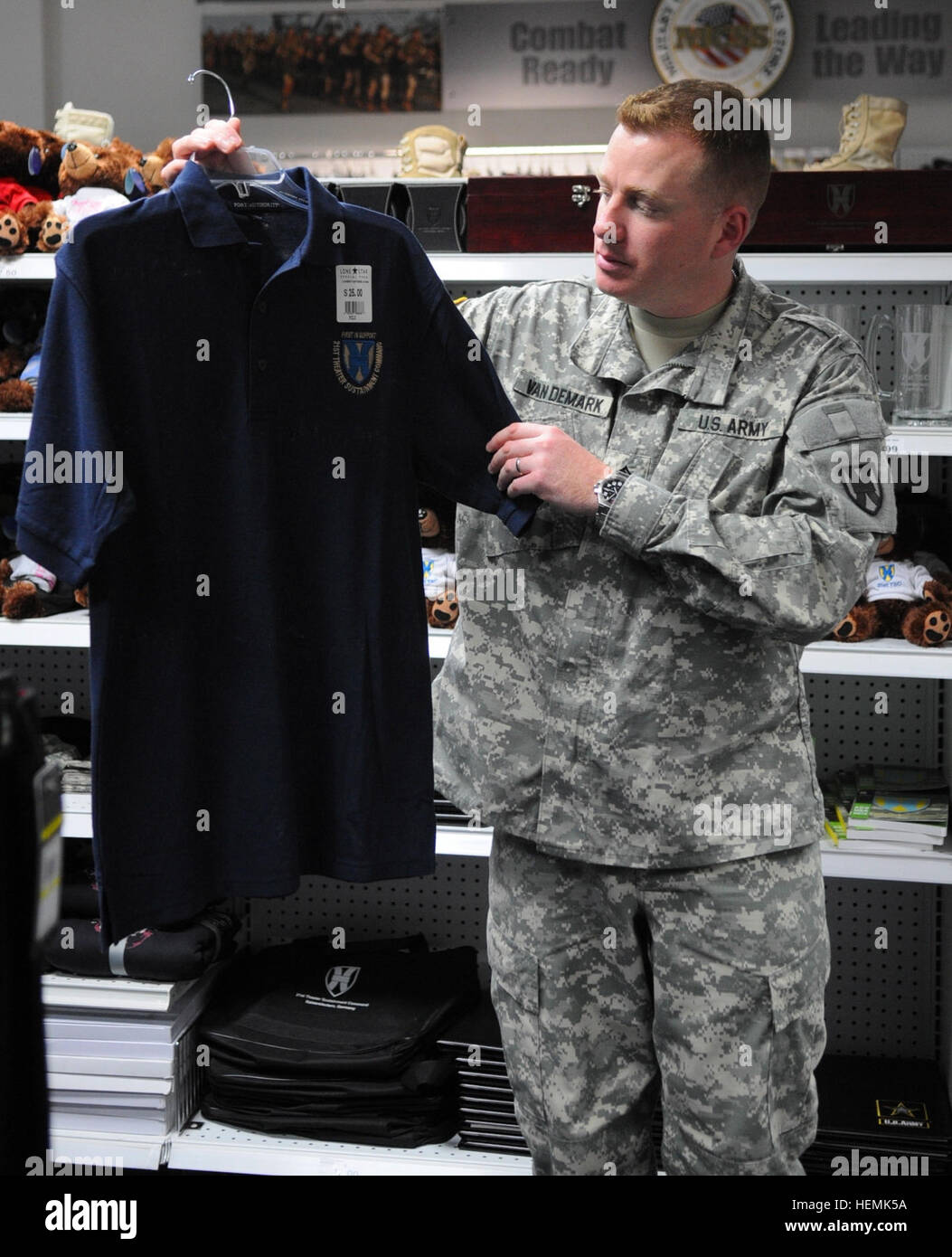 El Sgt. 1St Class Arin VanDemark, un suboficial con 21 operaciones de  apoyo, logística y mando del Teatro nativo de Saugerties, Nueva York, echa  un vistazo a un 21TSC polo shirt en