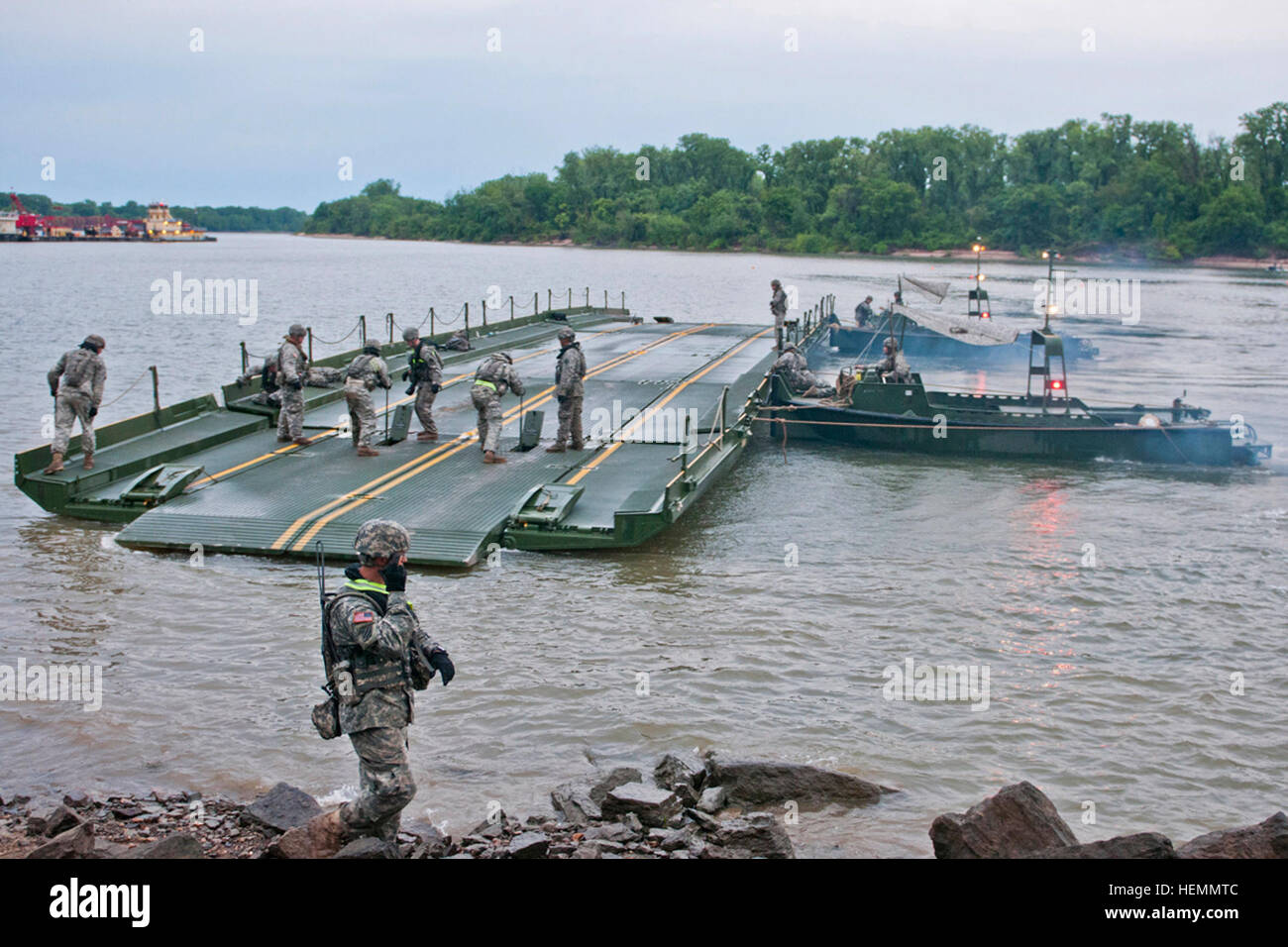 Ingenieros de combate del Ejército de Estados Unidos con la 671ª Compañía de Ingenieros (Multi-Role Puente), la 74ª Compañía de Ingenieros (MRB) y la 459ª Compañía de Ingenieros (MRB), puente de combinación secciones juntas para crear una barcaza para el transporte de vehículos por todo el río Arkansas durante la Operación Río Asalto en Fort Chaffee, Arkansas, 24 de julio de 2013. (Ee.Uu. Foto por sargento del ejército. Dalton Smith/liberado) operación de asalto fluvial 2013 130724-A-BG398-007 Foto de stock