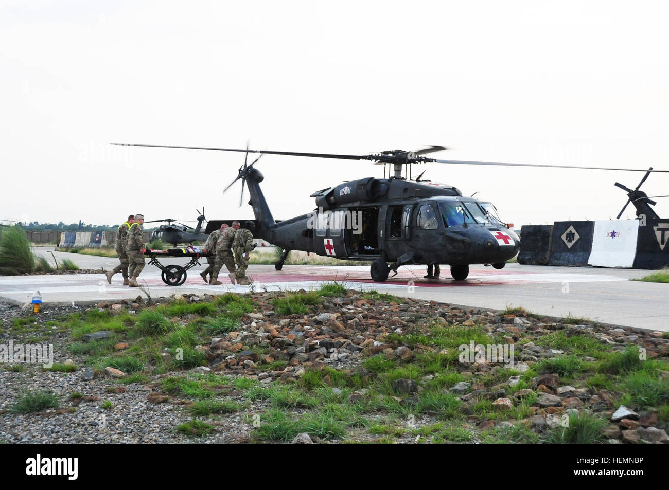 Soldados estadounidenses con la 801ª Brigada del batallón de apoyo transporte un siniestro simulado en espera de un helicóptero Black Hawk UH-60, asignado a la Compañía Charlie, 3er Batallón, 238ª Regimiento de Aviación, un combinado de New Hampshire y la Guardia Nacional de Michigan unidad de evacuación médica, durante un ejercicio de heridos en masa en base de operaciones avanzada Salerno, la provincia de Khost, Afganistán, el 6 de agosto, 2013. (Ee.Uu. Foto del ejército por el Sargento. Todd A. Christopherson/liberado) Currahees conducta masiva ejercicio 130806-A-FV365-002 Foto de stock