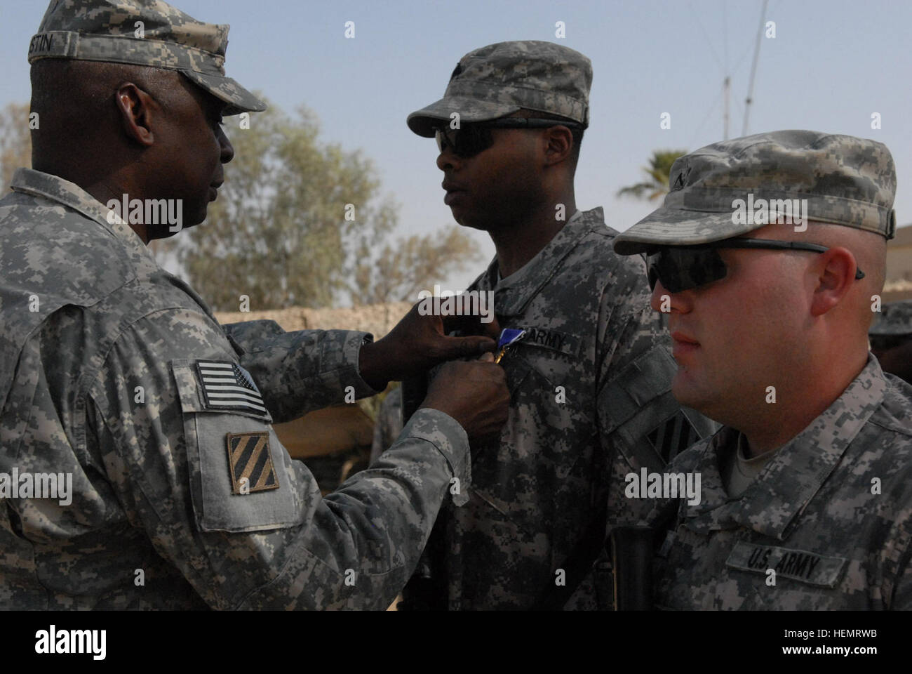 Gen. Lloyd J. Austin (izquierda), comandante general de las fuerzas de los Estados Unidos - Irak, presenta el Corazón Púrpura a Sgt. Justin Hughes (centro), con la empresa E, 703ª Brigada, Batallón de Apoyo de asesorar y ayudar a 4ª Brigada, 3ª División de Infantería, la División de los Estados Unidos, Centro y Havelock, N.C., nativos y 16 de octubre en el campamento de Ramadi, Iraq. Hughes 2 de septiembre resultó herido cuando su vehículo fue alcanzado por una granada RKG-3. (Foto por: El Sargento. Tanya Thomas) USF-I comandante revisita Marne División, premios Cara de Perro con soldados con Corazones Púrpuras 333649 Foto de stock