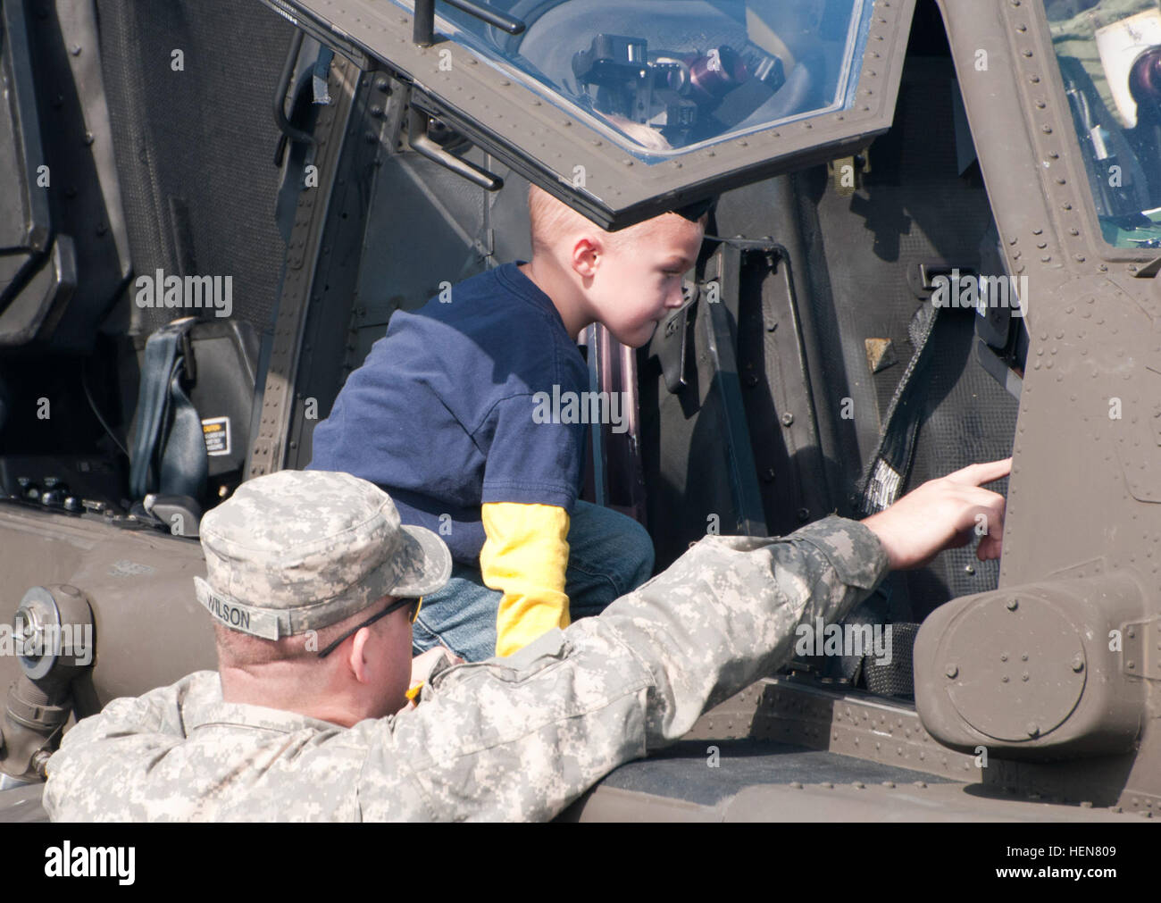 Suboficial 2 Kyle Wilson muestra Jared Waymire el interior de un helicóptero Apache AH-64 cockpit en una antena de tiro, 2 de noviembre. Wilson y otros miembros del Primer Batallón de reconocimiento de ataque, la 82ª Brigada de Aviación de Combate, organizó un batallón aéreo el día de la familia en el tiro. JaredÕs padre, el sargento. Benjamin Waymire, sirve como un pelotón del sargento en el L-82 ARB. Después de mostrar a sus hijos y cónyuges, el interior de la cabina, los troopers realizó una demostración en vivo de Apache disparando cohetes y proyectiles de 30 mm. Los pilotos califican en sus sistemas de armas anualmente Foto de stock