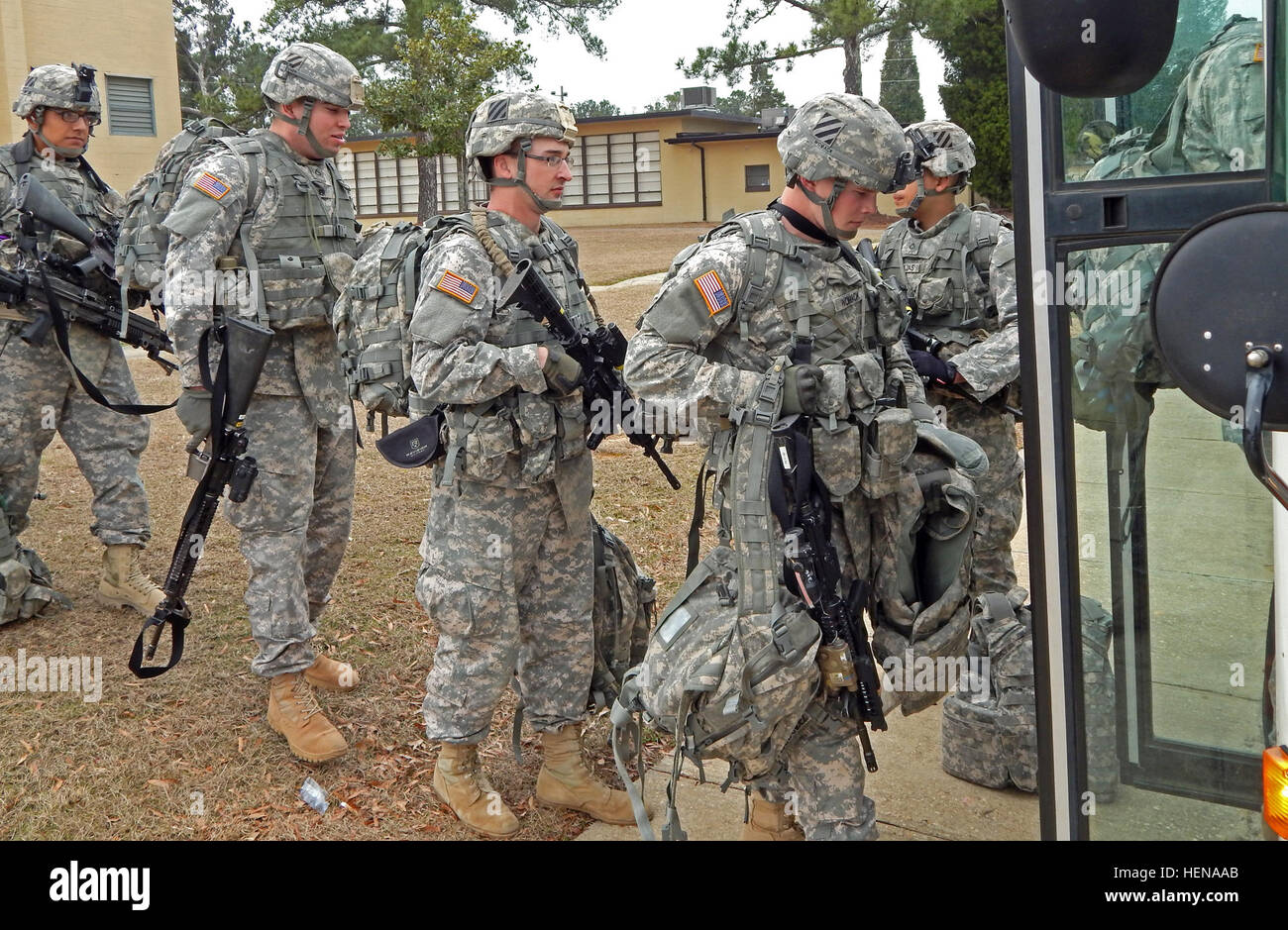 Los Soldados Con Una Empresa 1er Batallon 15Âº Regimiento De Infanteria La 3Âª Brigada Blindada Equipo De Combate La Tercera Division De Infanteria Cargar Un Autobus Destinado A Escena Una Empresa Del Son consejos con los que he sentido que he mejorado en el dibujo realista, me da mucho gusto compartirlos con ustedes y ojala les ayude como a mi. https www alamy es foto los soldados con una empresa 1er batallon 15 regimiento de infanteria la 3 brigada blindada equipo de combate la tercera division de infanteria cargar un autobus destinado a escena una empresa del convoy durante el ejercicio de preparacion de la implementacion de emergencia el 10 de febrero los soldados quienes fueron alertados de la noche antes de la necesidad de implementar en el corto plazo paso la noche y las primeras horas de la manana preparando su marcha armas y municiones de dibujo y carga de pallets como parte de las muchas tareas necesarias a corto plazo durante el edre el ejercicio fue disenado como una forma realista de prueba permanente de la empresa los procedimientos operativos sop para 129546883 html