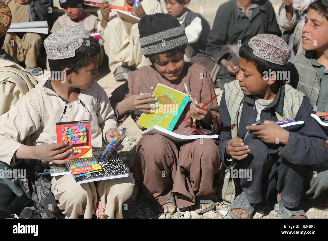 Estudiantes afganos mire suministros dado a ellos en la escuela Zartallah  en Shah Wali Kot, distrito de la provincia de Kandahar, Afganistán, 16 de  febrero de 2014. Fuerzas Especiales del Ejército Nacional