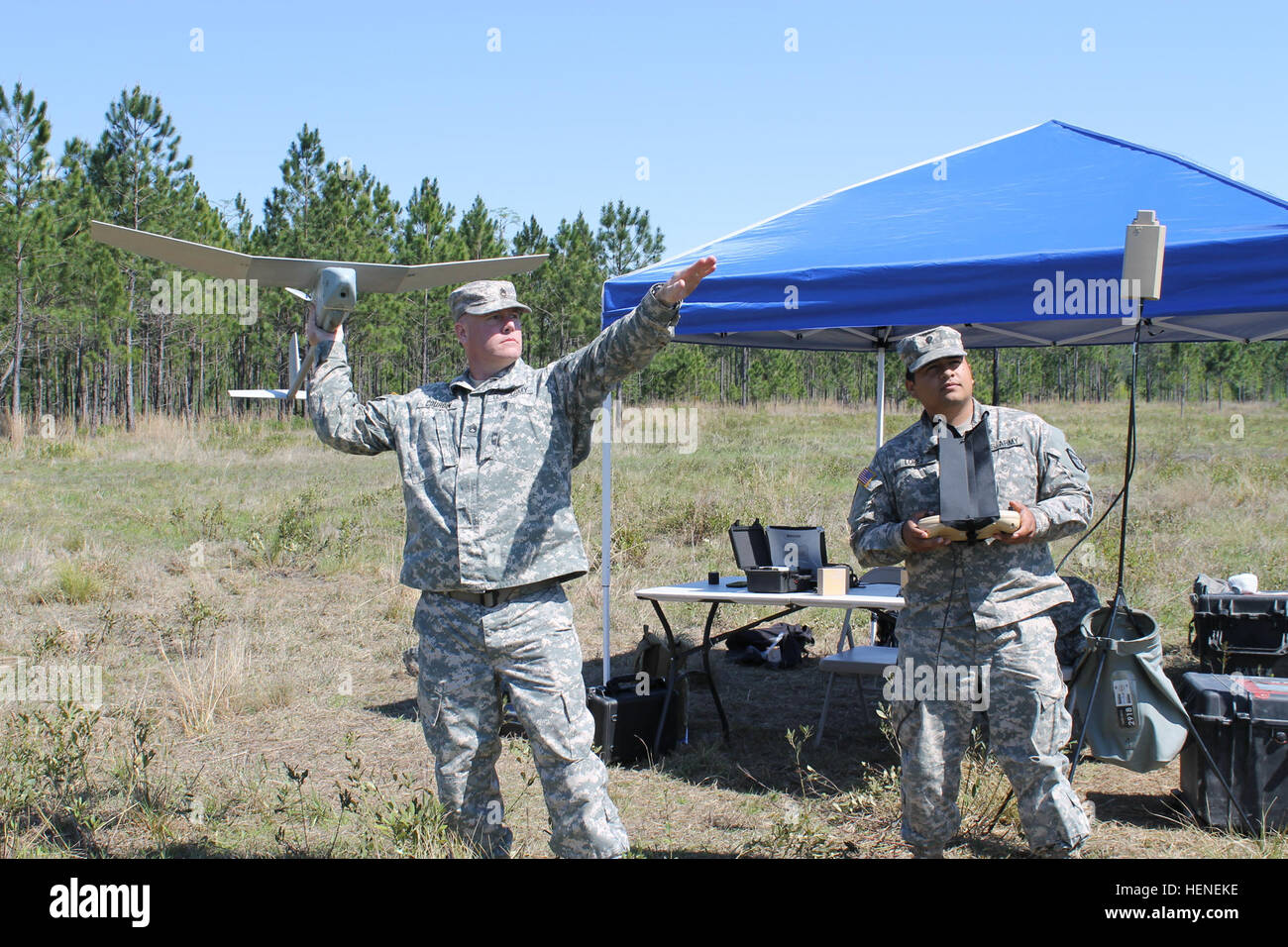 La RQ-11 Raven es controlado por dos operadores: el operador del vehículo y  el operador de la misión. La VO opera la cámara y puede volar con el avión  en una mejor