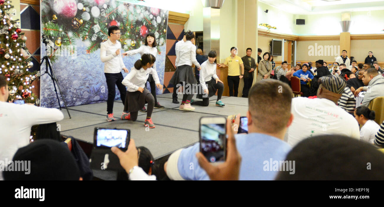 Los niños del centro de rehabilitación de Noé ponga en un show de baile  para los soldados en el Warrior's Club, Camp Casey, Corea del Sur, el 13 de  diciembre. Soldados de