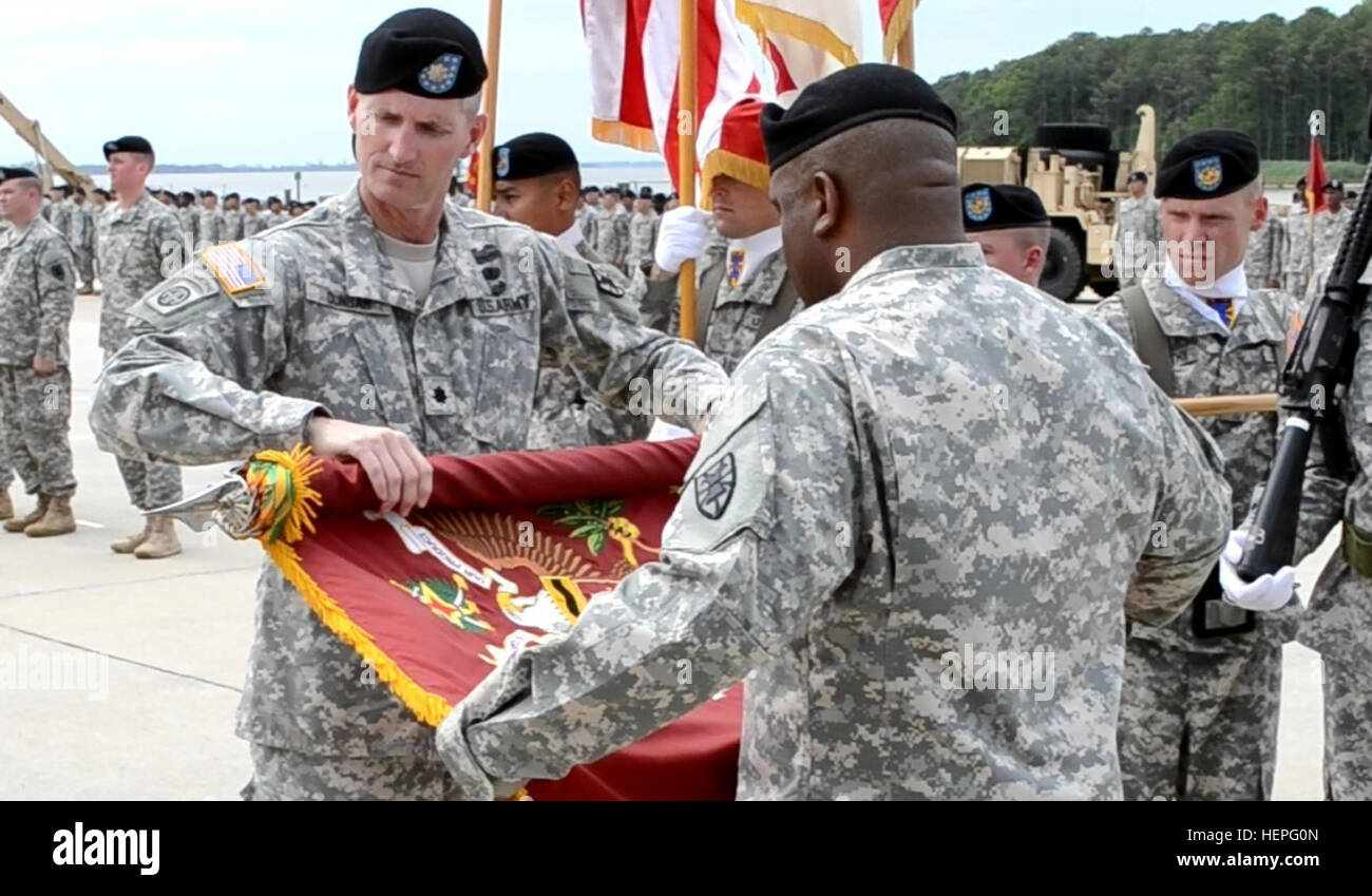 El Teniente Coronel Layton Dunbar, derecha y mando del sargento. Jade gral James, a la izquierda, el comandante del batallón de transporte 24 y Sargento Mayor de Comando, respectivamente, en el caso del batallón de colores durante el 24º Trans. Mn. La inactivación ceremonia en tercer puerto, 14 de mayo. Embalando los colores 120514-A-AB872-001 Foto de stock