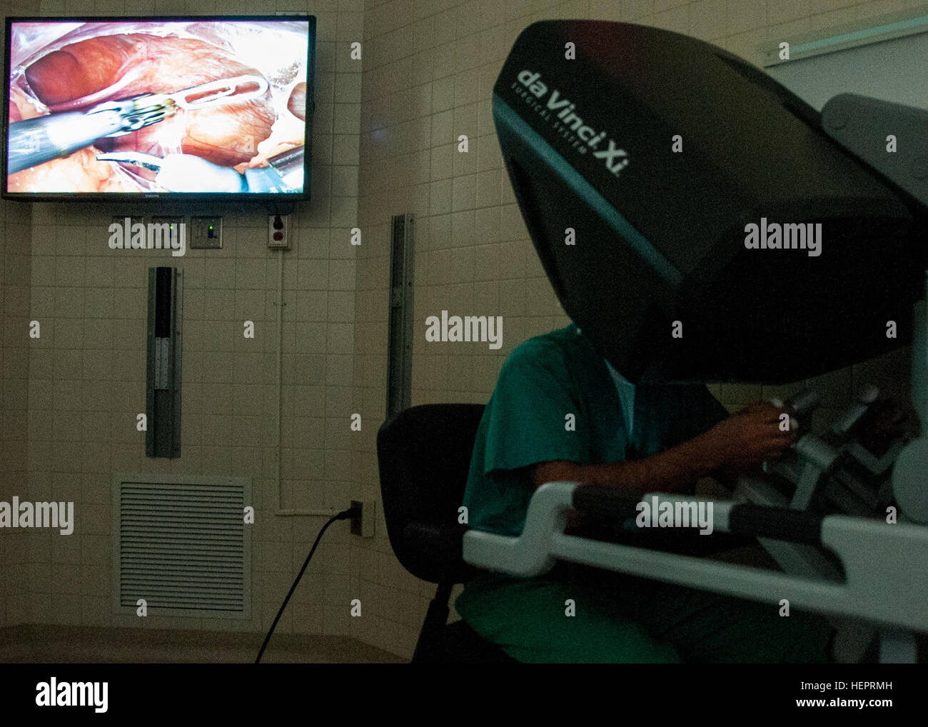 El Dr. Samuel Cancel-Rivera, un obstetra/ginecólogo médico mira a través de un sistema de imágenes en 3D el monitor de duplicación (superior izquierda) mientras opera a un paciente utilizando la última state-of-the-art Robotic Surgical System en el William Beaumont Army Medical Center, el 2 de mayo. El cirujano-manipulado sistema permite a los cirujanos operar con la articulación de instrumentos que se doblan y giran mucho mayor que la muñeca humana a través de una incisión más pequeña que un centímetro.William Beaumont Army Medical Center realizó la primera cirugía robótica en el Departamento de Defensa utilizando el sistema quirúrgico. En primer WBAMC DoD para utilizar robo Foto de stock