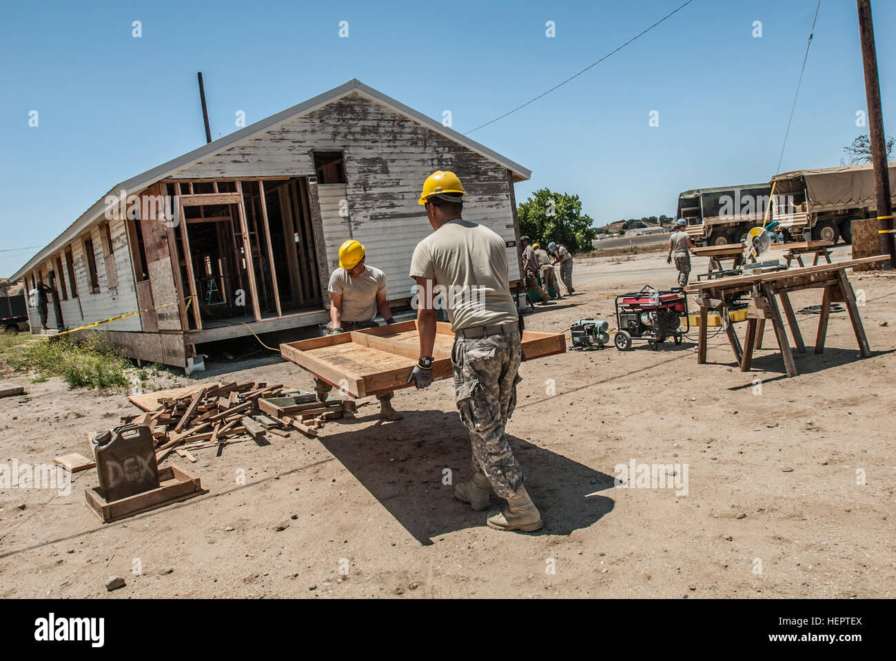 La 315a Ingeniero empresa de construcción vertical de Oxnard, California sigue el envejecimiento de la reconstrucción y la renovación de los edificios de la época de la Segunda Guerra Mundial durante la unidad anular del evento de formación en el campamento de Roberts, el 16 de mayo. La unidad de la Guardia Nacional de California ha sido encomendada la tarea de renovar los edificios, que fueron originalmente diseñados para albergar a los soldados durante su entrenamiento en preparación para el despliegue de la II Guerra Mundial y la guerra de Corea. (Ee.Uu. Foto del ejército por el Sargento. Melissa Wood/liberado) 224ª Brigada Logística alcanza la plena tempo operacional en apoyo de la Guardia Nacional del Ejército de California 2016 trai anual Foto de stock