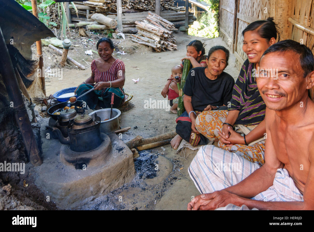 Rangamati: Gente de la minoría Chakma en una isla en el lago Kaptai, de la división de Chittagong, Bangladesh Foto de stock