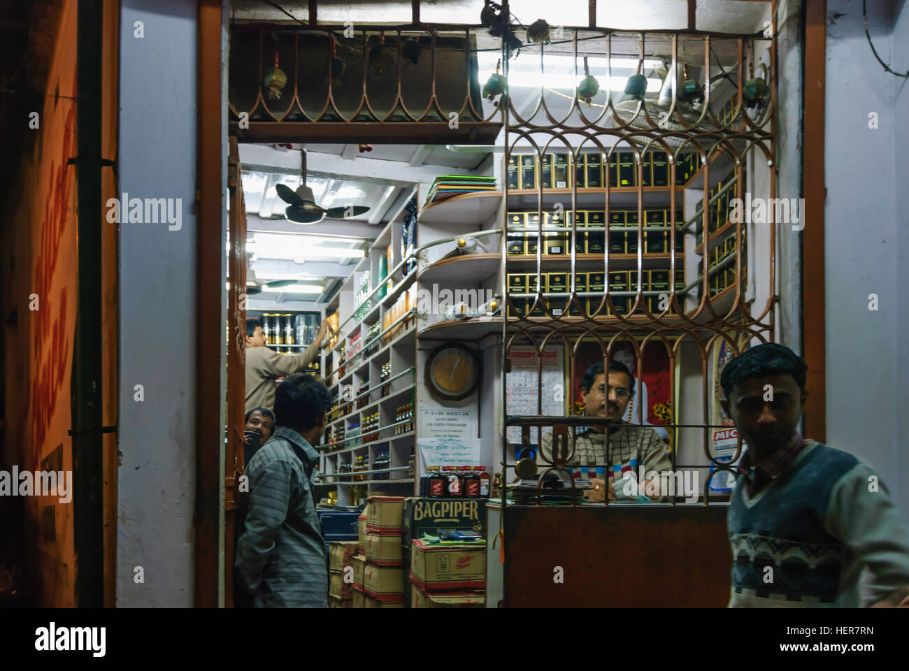 Agartala: tienda de alcohol, licor, Tripura, India Foto de stock