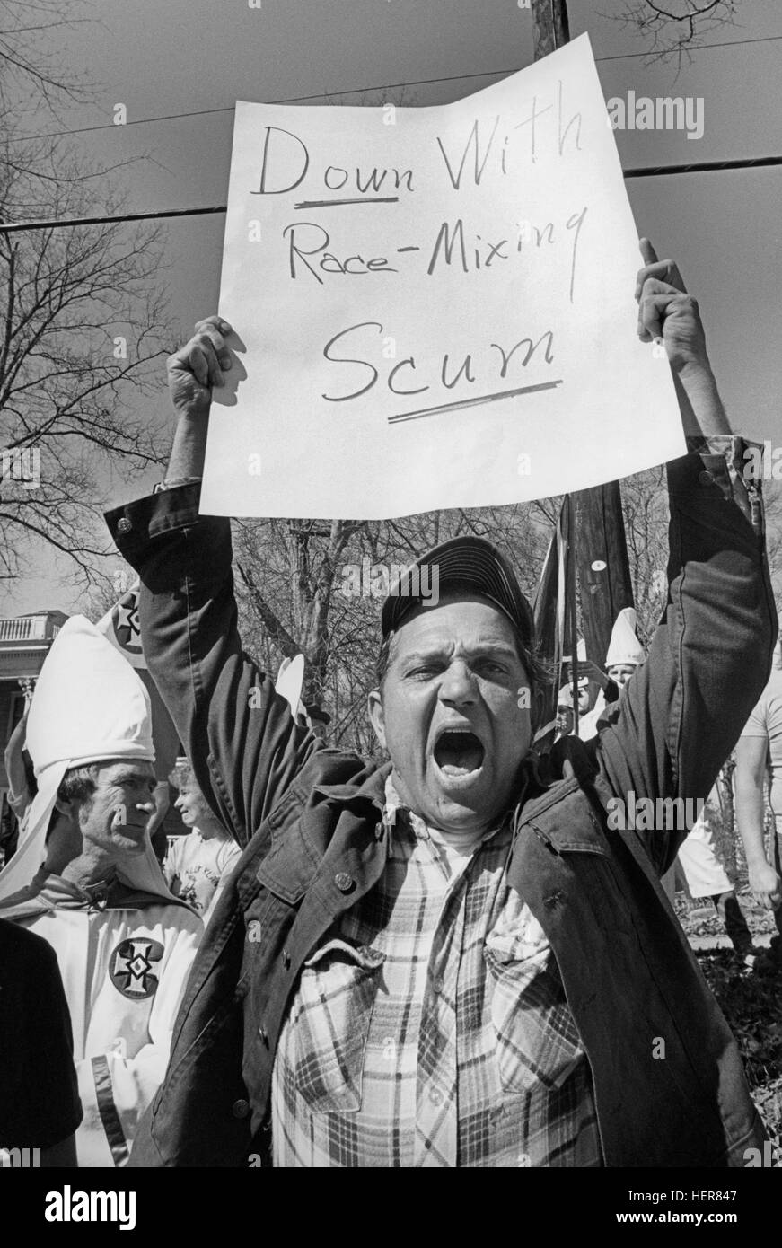 El Ku Klux Klan, miembros y simpatizantes jeer y burla los derechos civiles afroamericanos manifestantes en Monroe, Georgia. Foto de stock