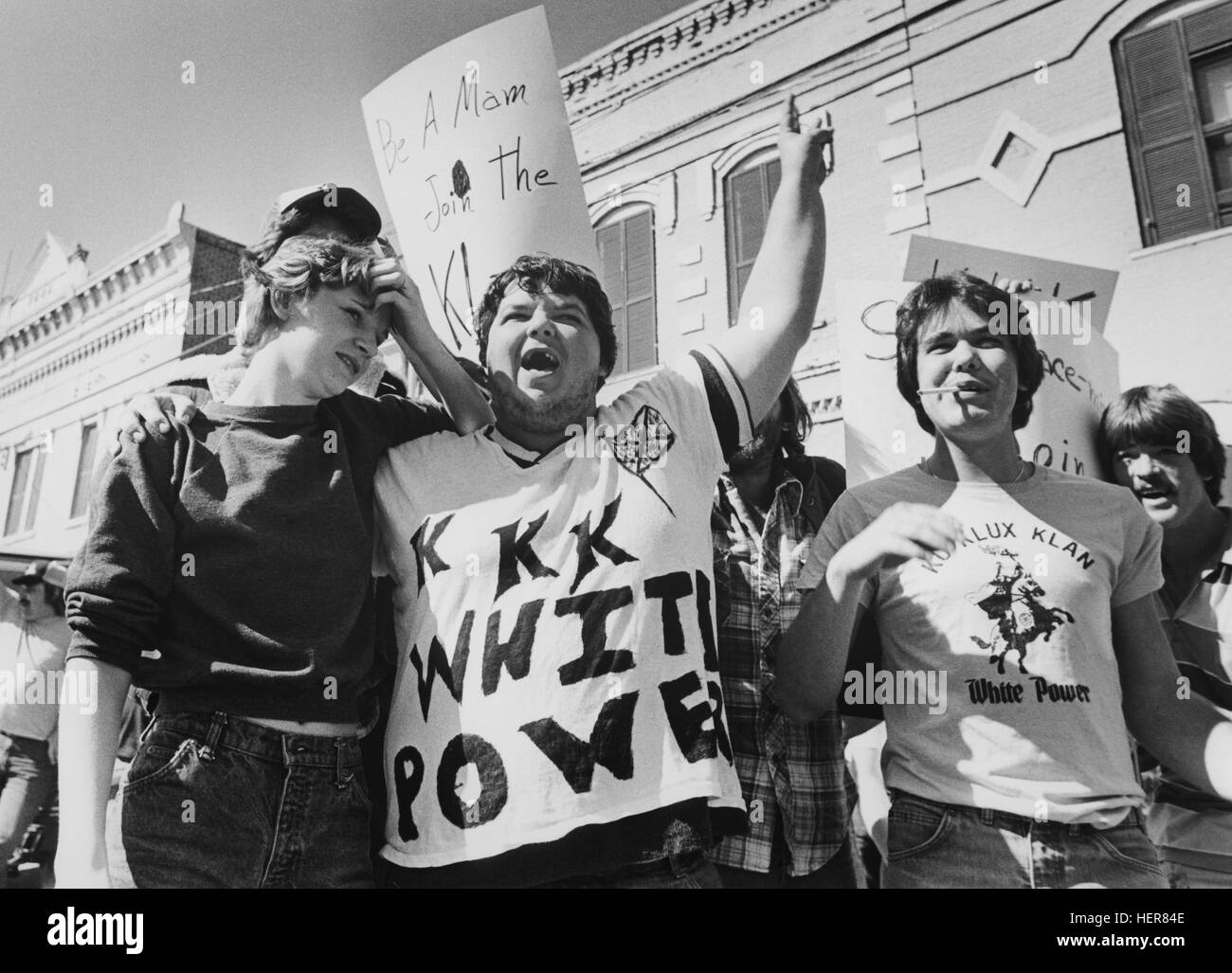 El Ku Klux Klan, miembros y simpatizantes jeer y burla los derechos civiles afroamericanos manifestantes en Monroe, Georgia. Foto de stock