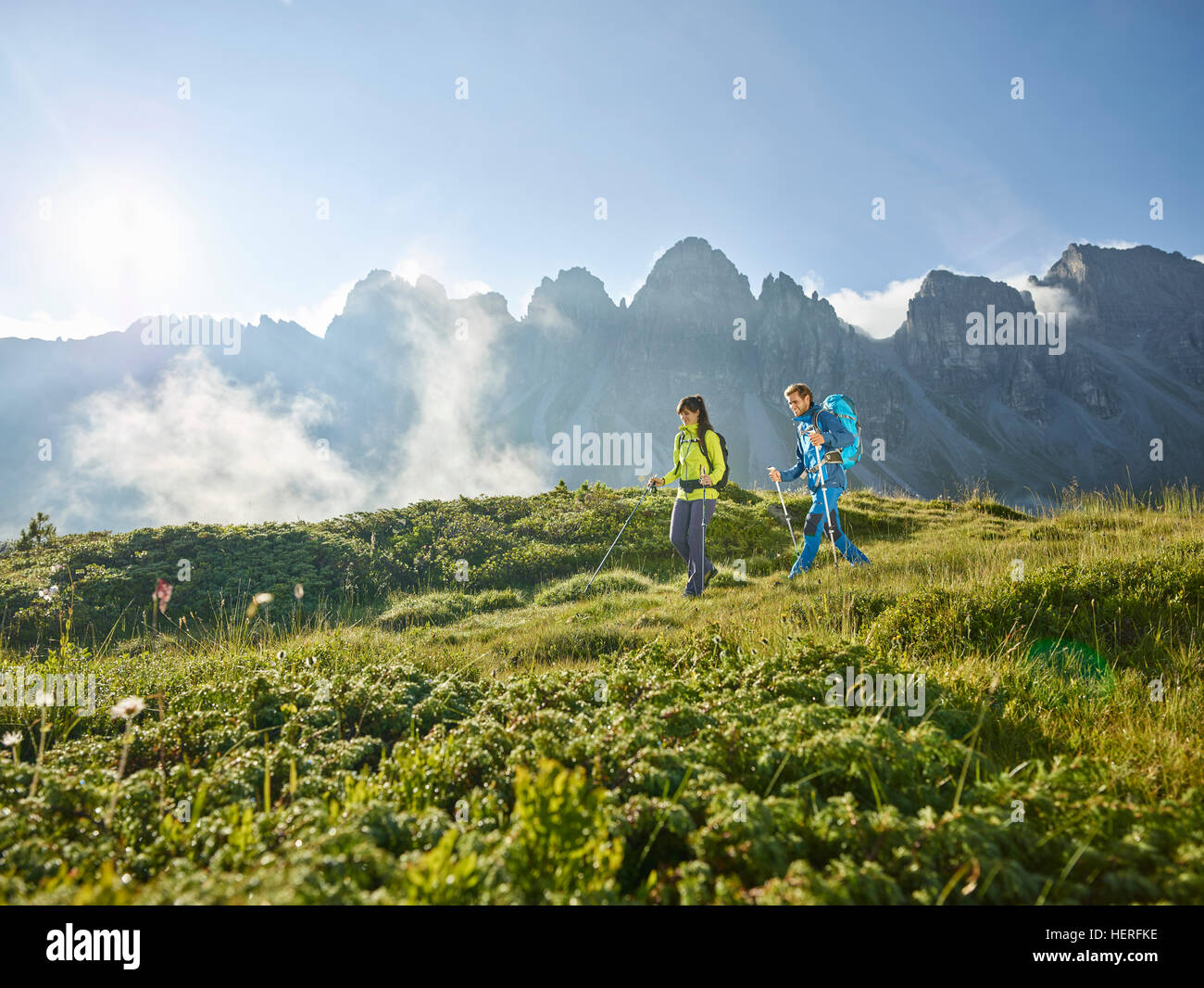 Senderismo en las montañas, Kalkkögel, Kemater Alm, Tirol, Austria Foto de stock