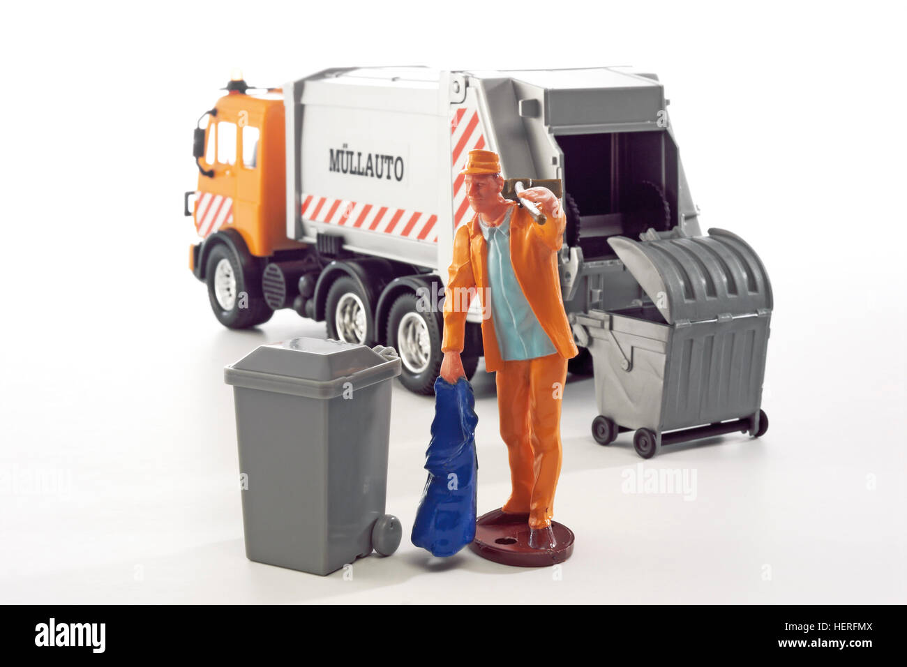 Hombre de basura de juguete y bin, camión recolector de basura, camión de  basura Fotografía de stock - Alamy