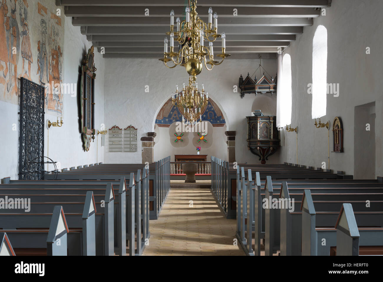 Nave con ábside, en el interior, iglesia románica, Staby, Ulfborg, Midtjylland, Dinamarca Foto de stock