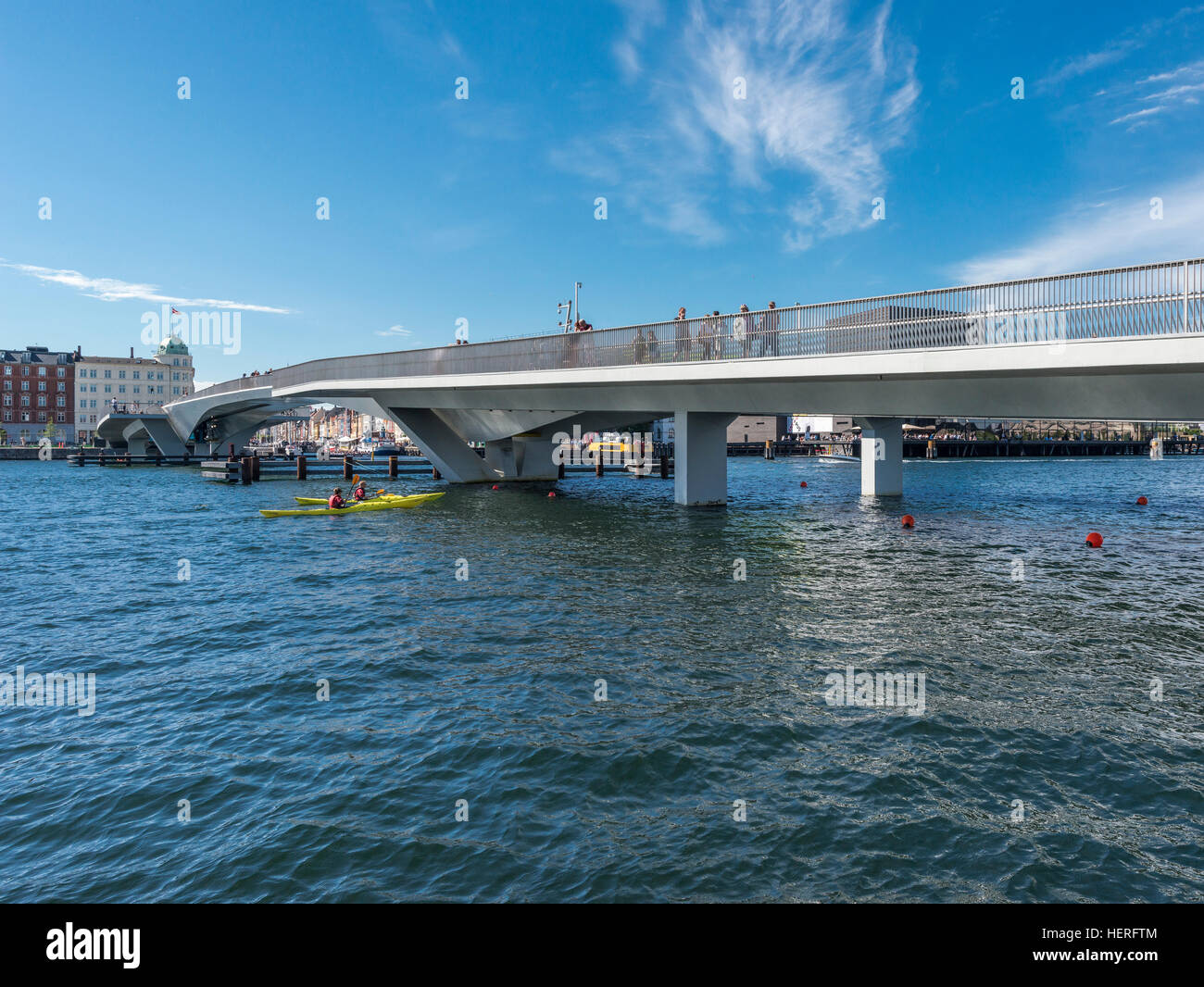Nuevo puente de peatones y bicicletas, Inner Harbour Bridge, Puente de mariposas, 3 vías, Harbour Bridge, 2016, Copenhague, Dinamarca Foto de stock