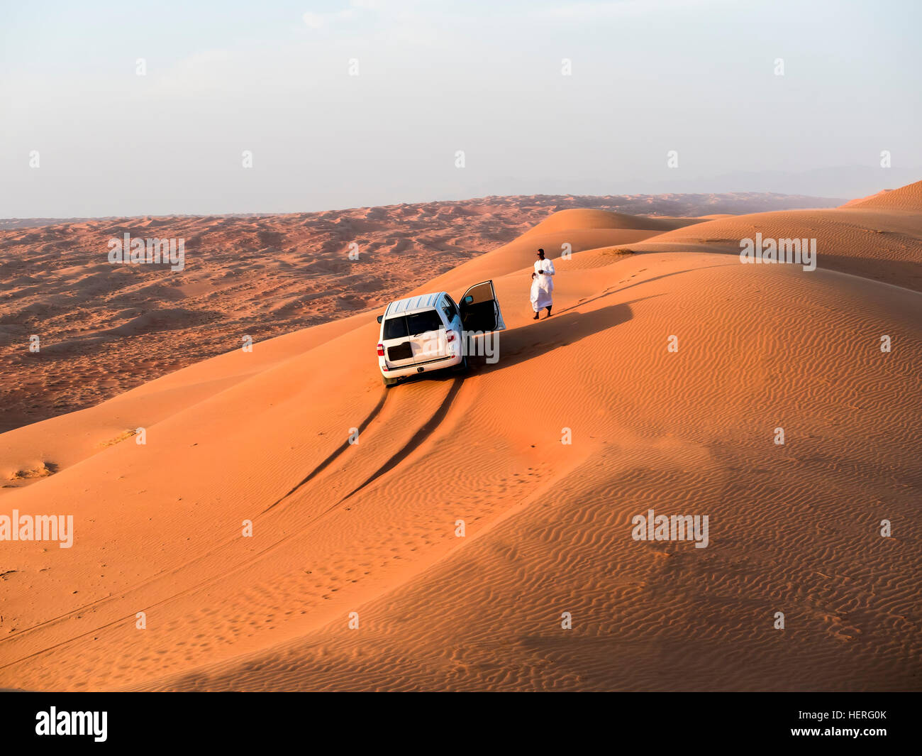 Vehículo off-road, dunas de arena, Sharqiya Wahiba Sands o arenas, por la  tarde, Al Raka, Omán Fotografía de stock - Alamy