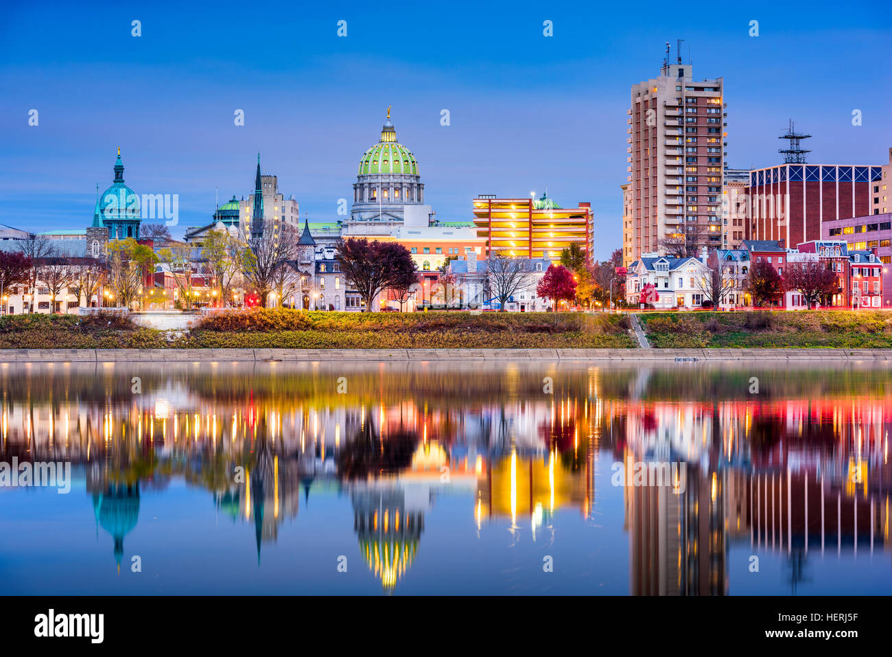Harrisburg, Pennsylvania, Estados Unidos skyline en el Río Susquehanna. Foto de stock