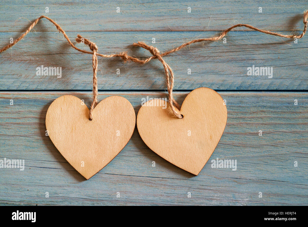 Dos corazones de madera sobre un fondo de madera Foto de stock