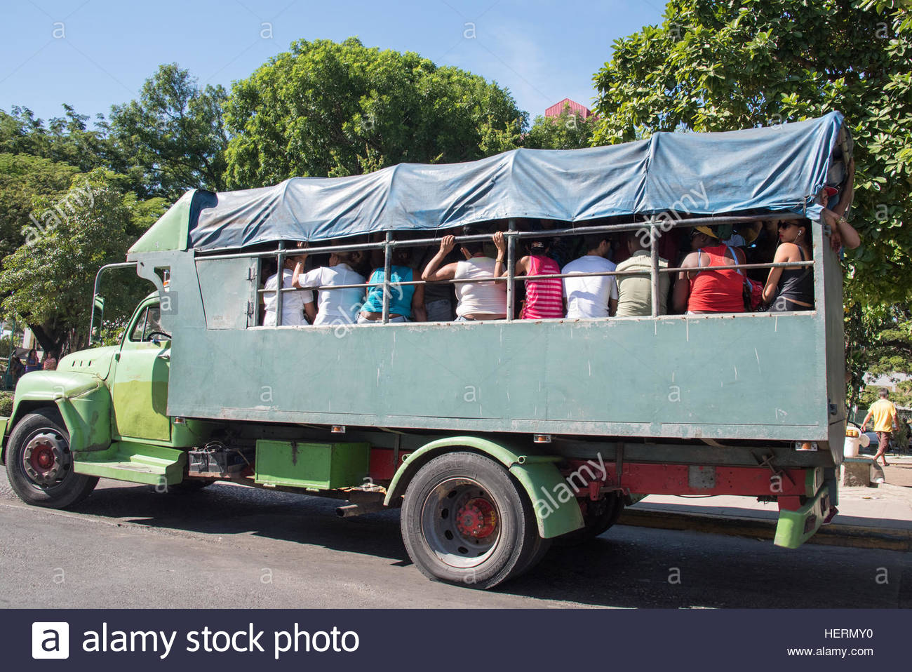 Las Practicas De Transporte Cubano Antigua De America Camion Lleno De Pasajeros En El Dia Los Operadores De Transporte Privado Resuelve La Necesidad De La Poblacion En Las Zonas Urbanas De Ar