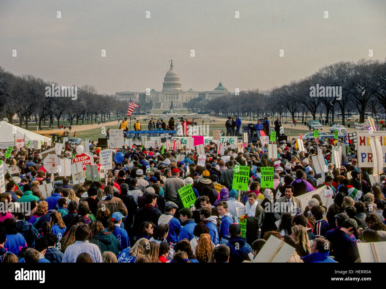 Washington, DC, Estados Unidos, 22 de enero de 1992, la tasa anual de marzo Provida en el National Mall. Miles de manifestantes de todo el mundo se reúnen cada año en Washington para protestar contra el aborto. Crédito: Mark Reinstein Foto de stock